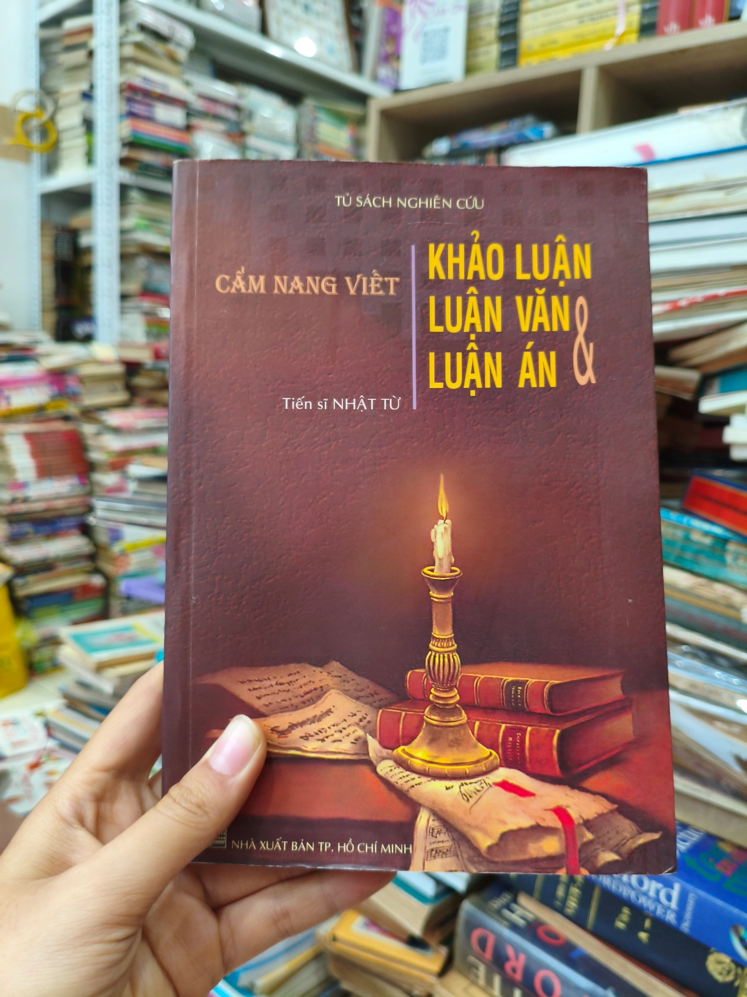 Cẩm nang viết khảo luận luận văn và luận án 🌱 by  - Sách Book Cover - Ngọc Hiển Books