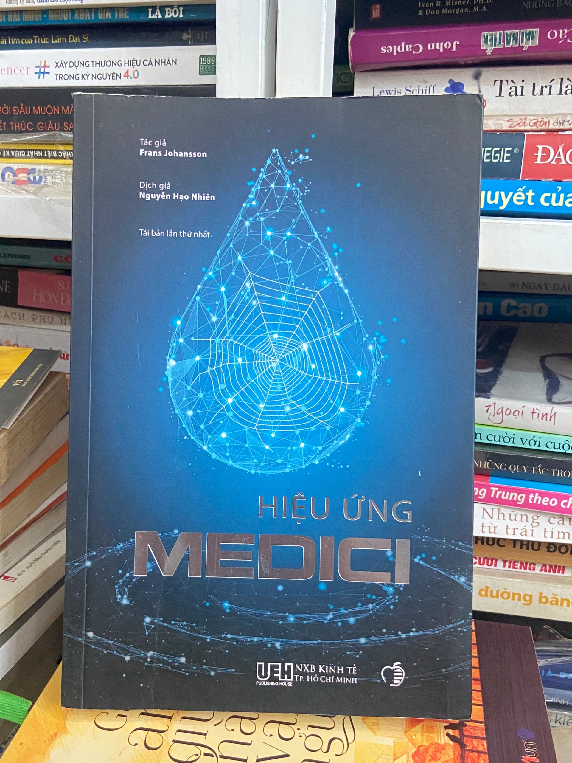 Hiệu Ứng Medici - Nơi Sáng Tạo Bắt Đầu by Frans Johansson - Sách Book Cover - Ngọc Hiển Books
