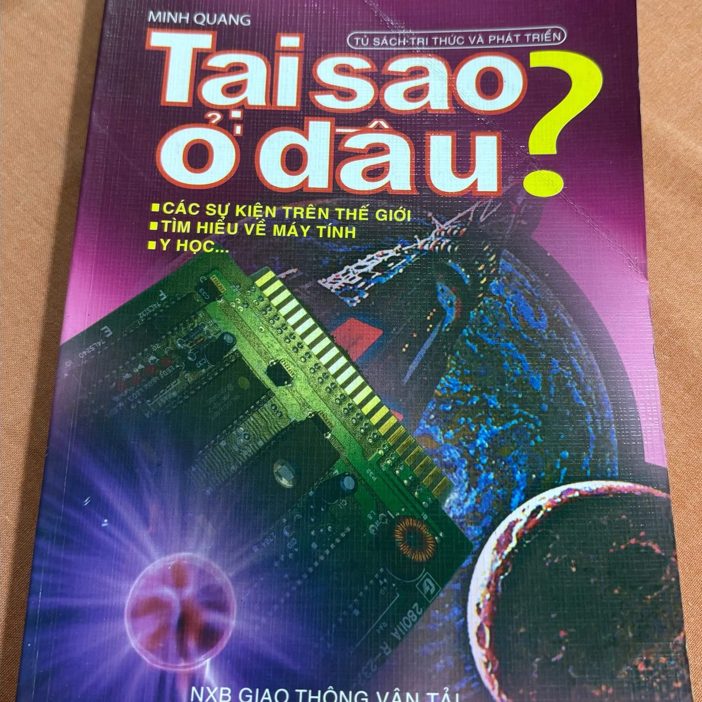 Tại sao Ở đâu ? 🌊 by  - Sách Book Cover - Ngọc Hiển Books