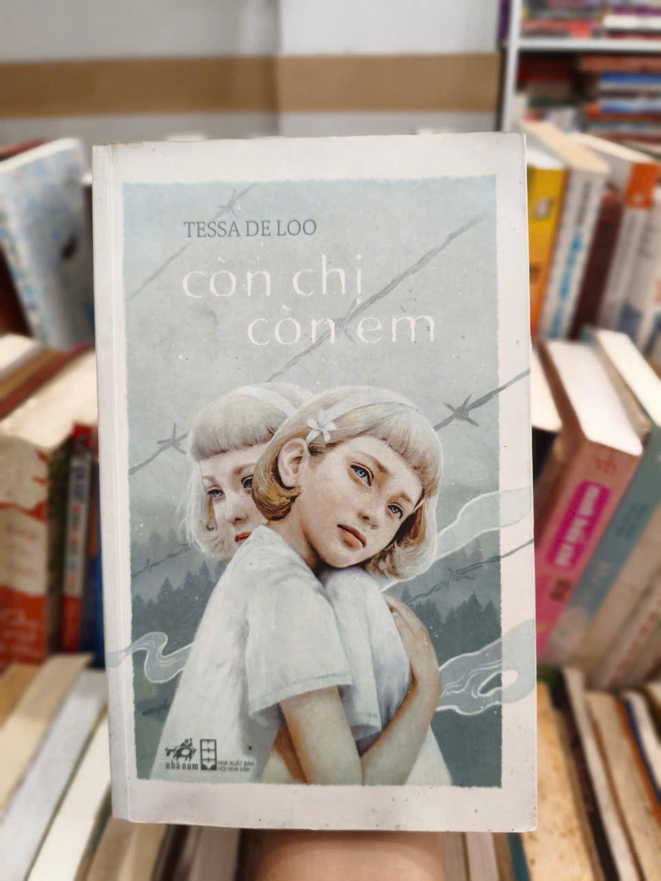 Còn Chị Còn Em by  - Sách Book Cover - Ngọc Hiển Books