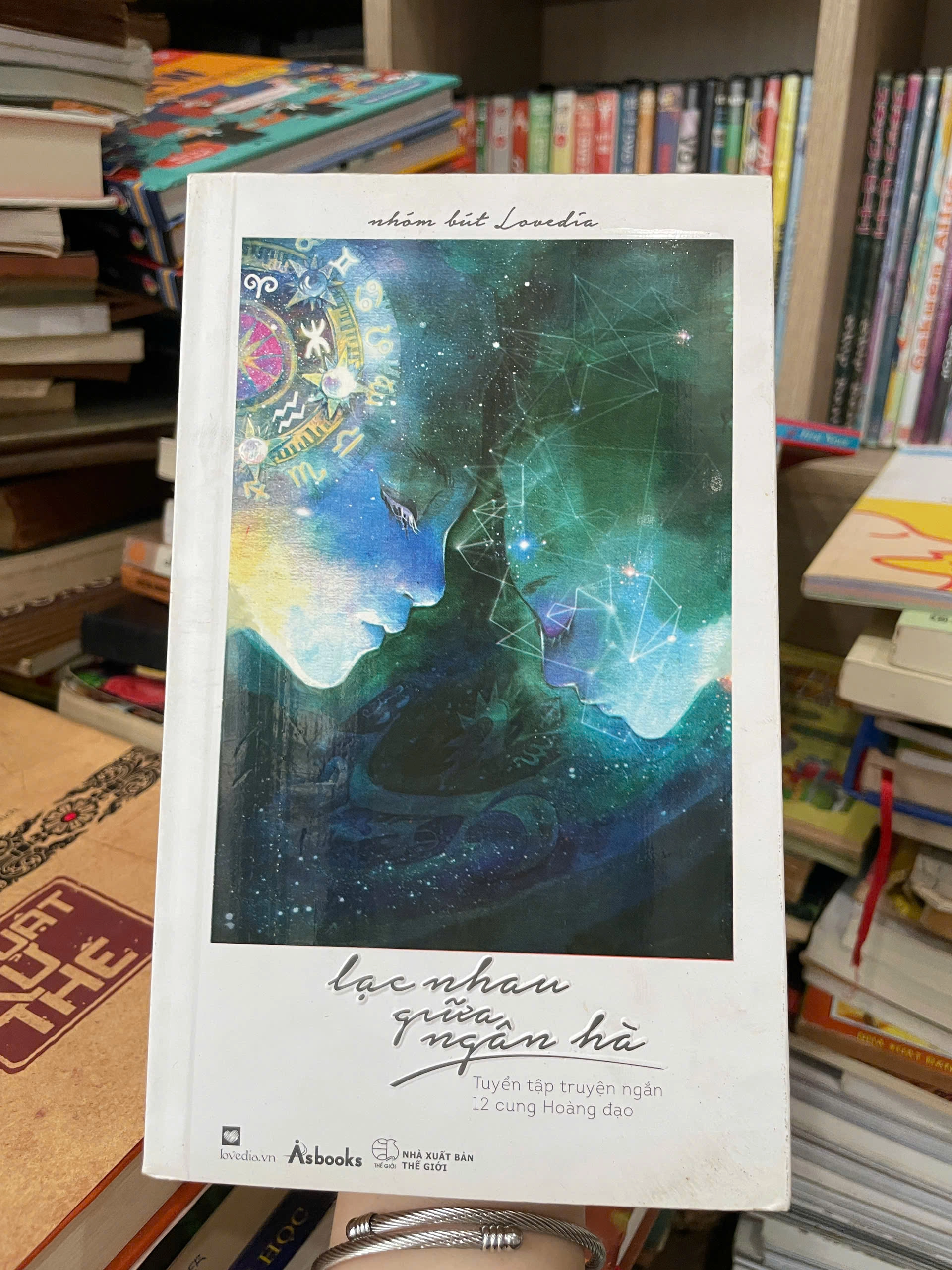 Lạc Nhau Giữa Ngân Hà by  - Sách Book Cover - Ngọc Hiển Books