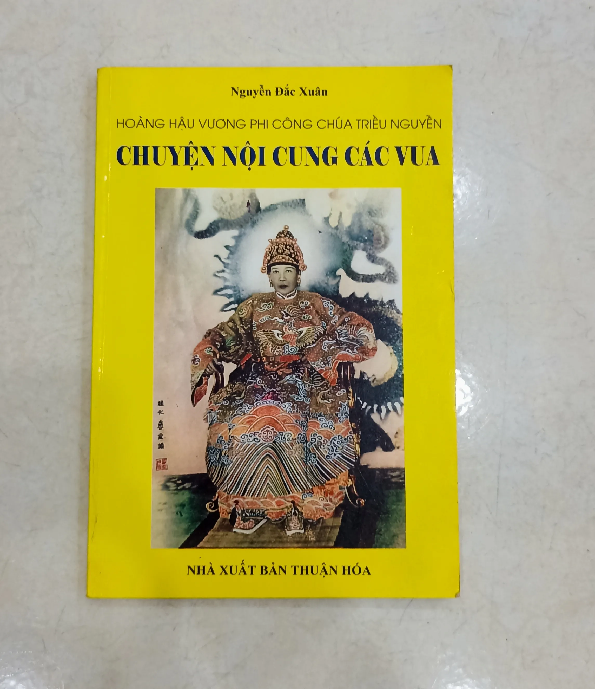 Chuyện nội cung các vua 🌻 by  - Sách Book Cover - Ngọc Hiển Books