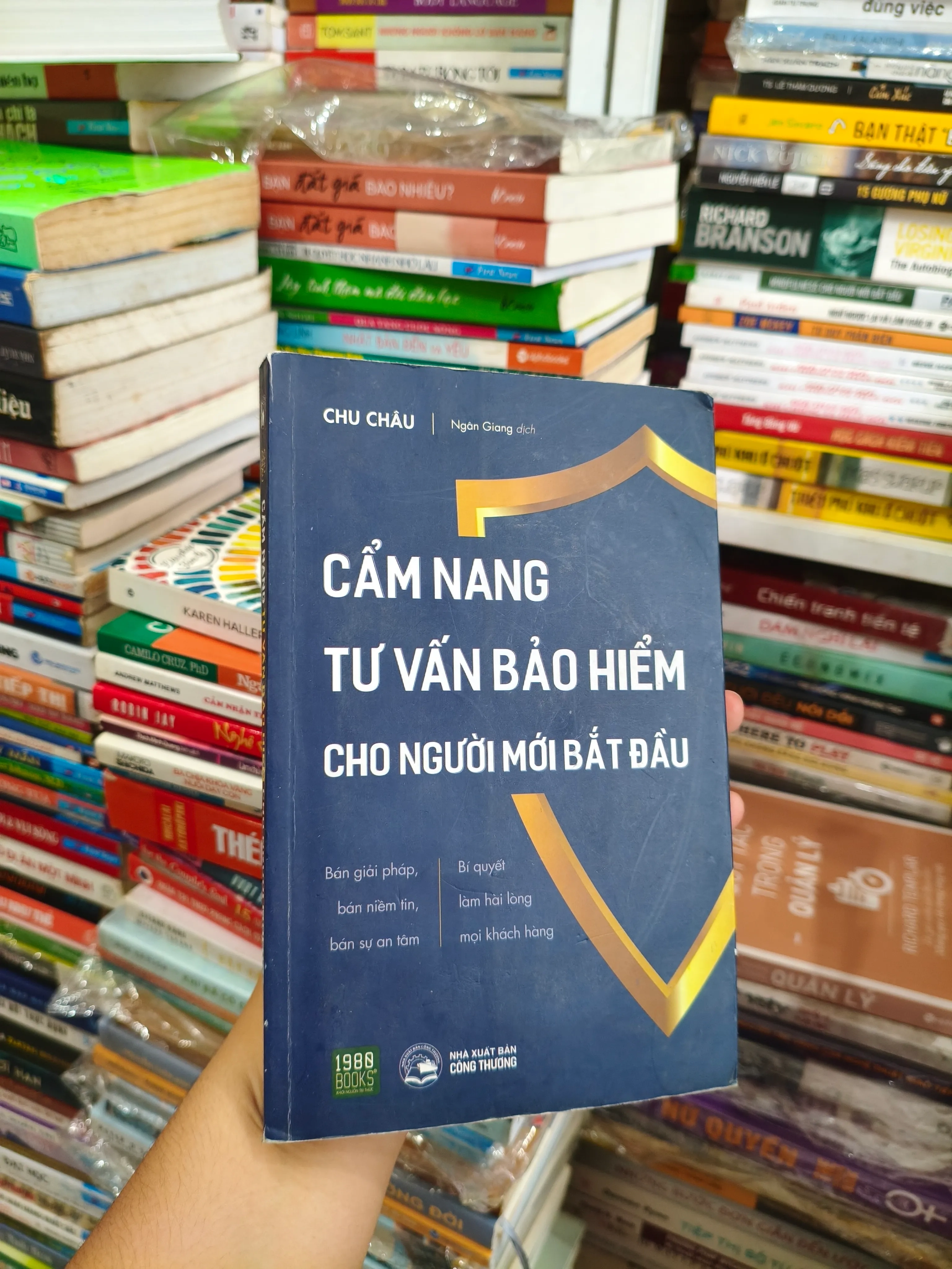 Cẩm nang tư vấn bảo hiểm cho người mới bắt đầu 🌱 by  - Sách Book Cover - Ngọc Hiển Books