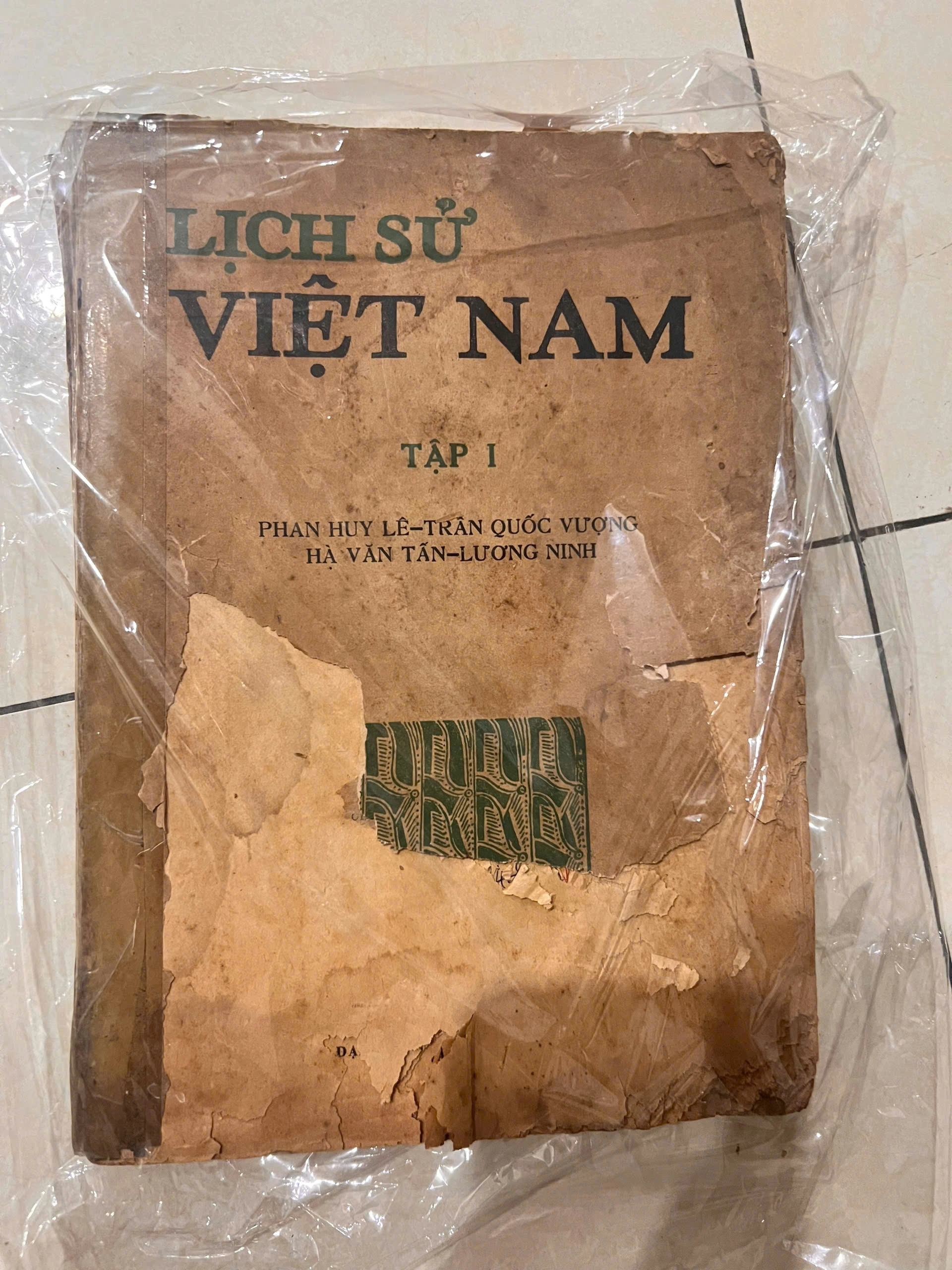 Lịch Sử Việt Nam by  - Sách Book Cover - Ngọc Hiển Books