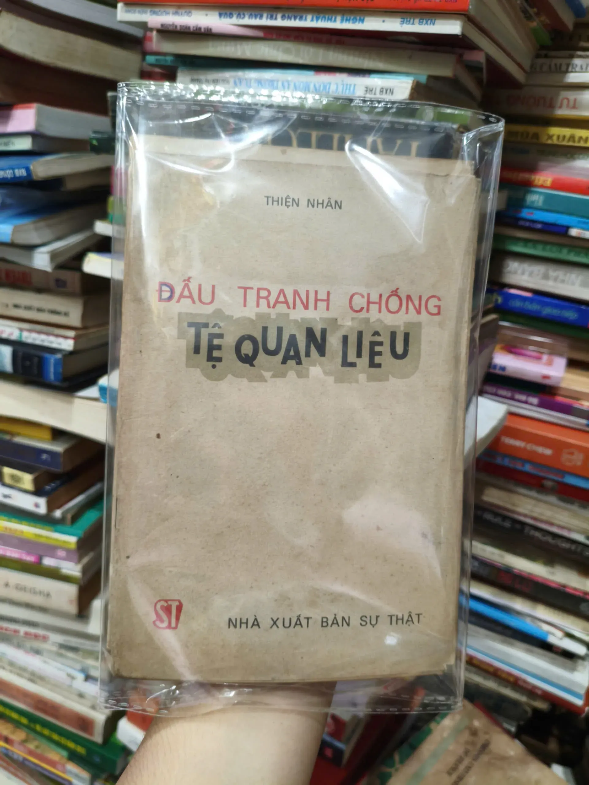 Đấu Tranh Chống Tệ Quan Liêu by  - Sách Book Cover - Ngọc Hiển Books