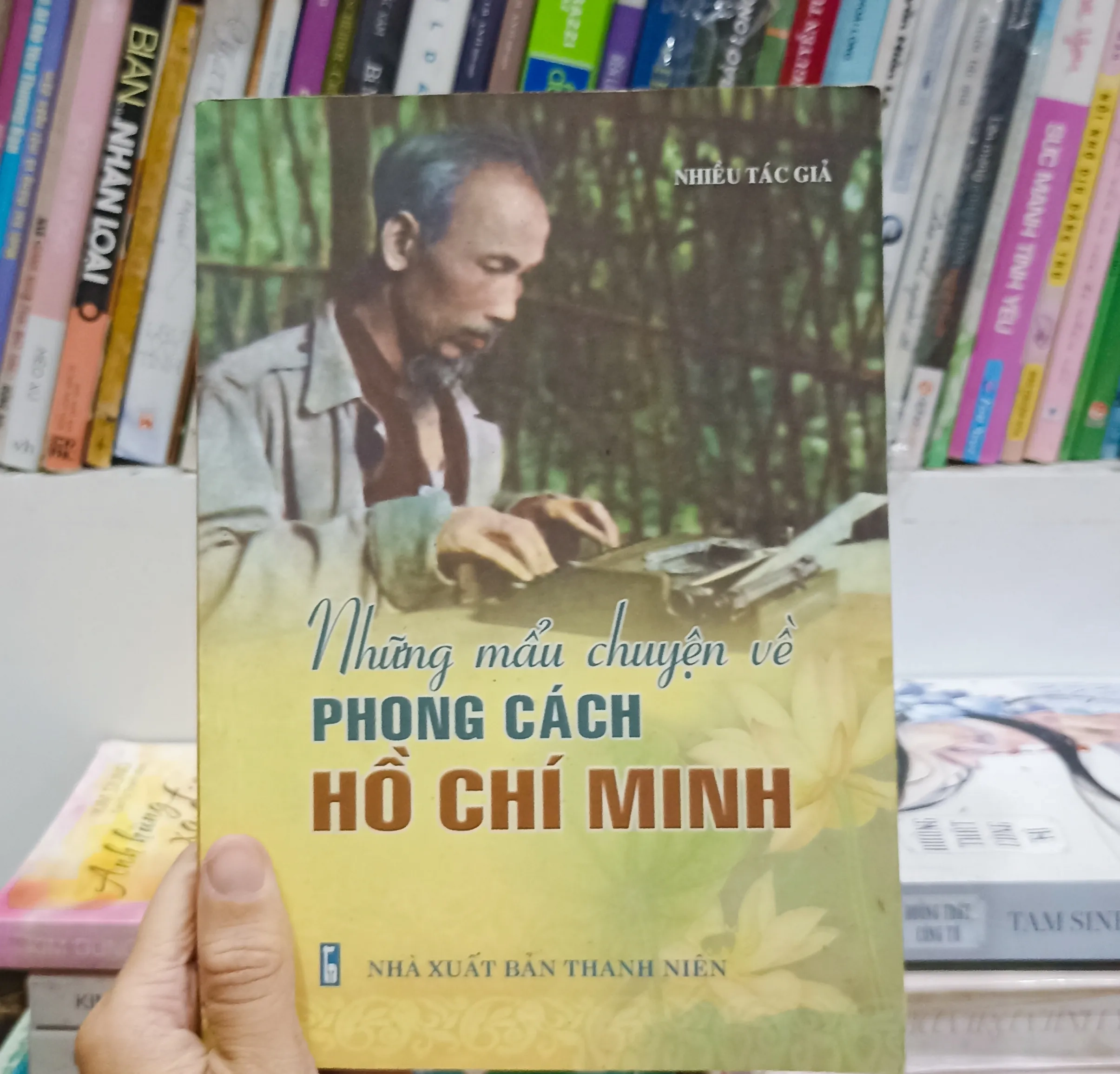 Những mẩu chuyện về phong cách Hồ Chí Minh 🌻 by  - Sách Book Cover - Ngọc Hiển Books