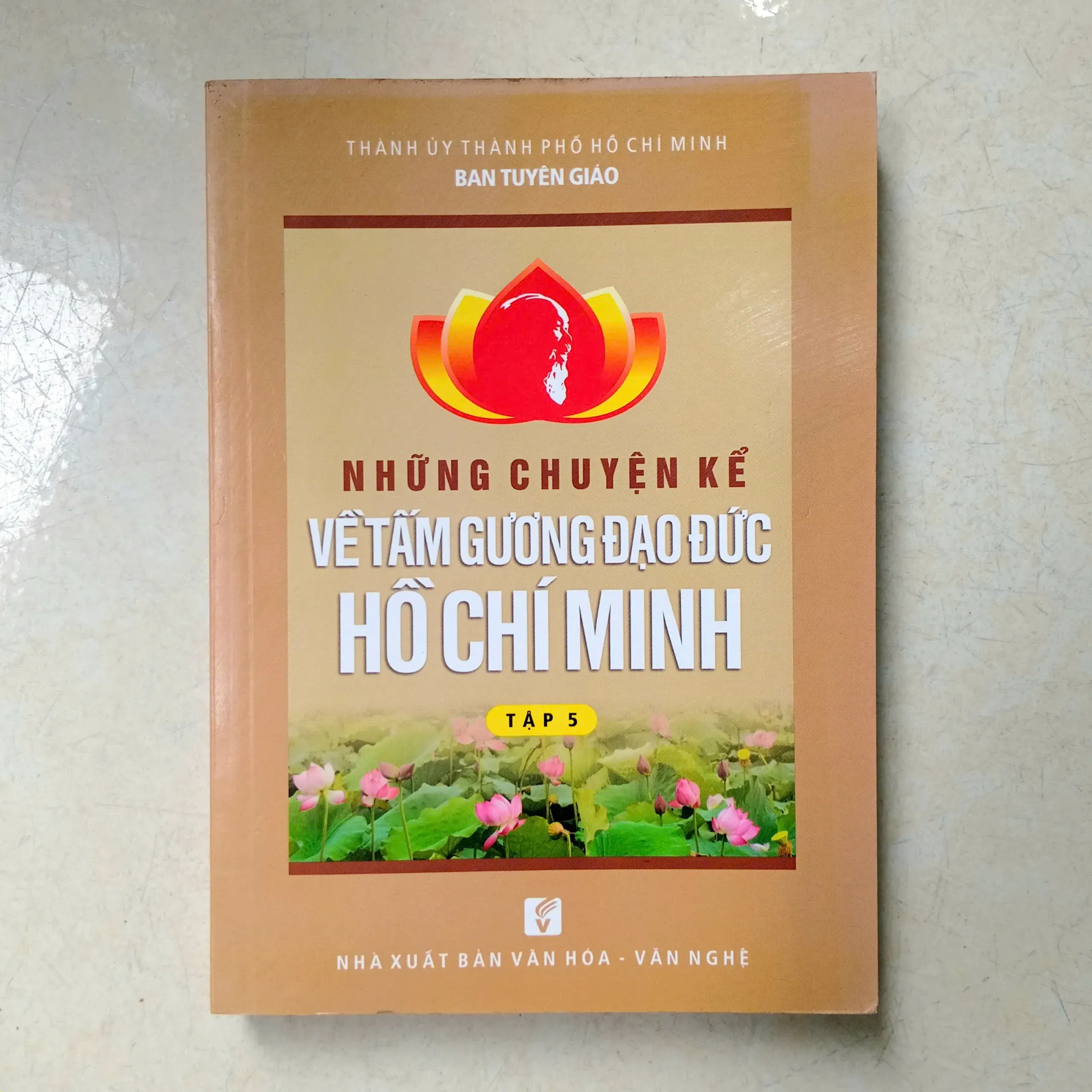 Những Chuyện Kể Về Tấm Gương Đạo Đức Hồ Chí Minh by Nhiều tác giả - Sách Book Cover - Ngọc Hiển Books