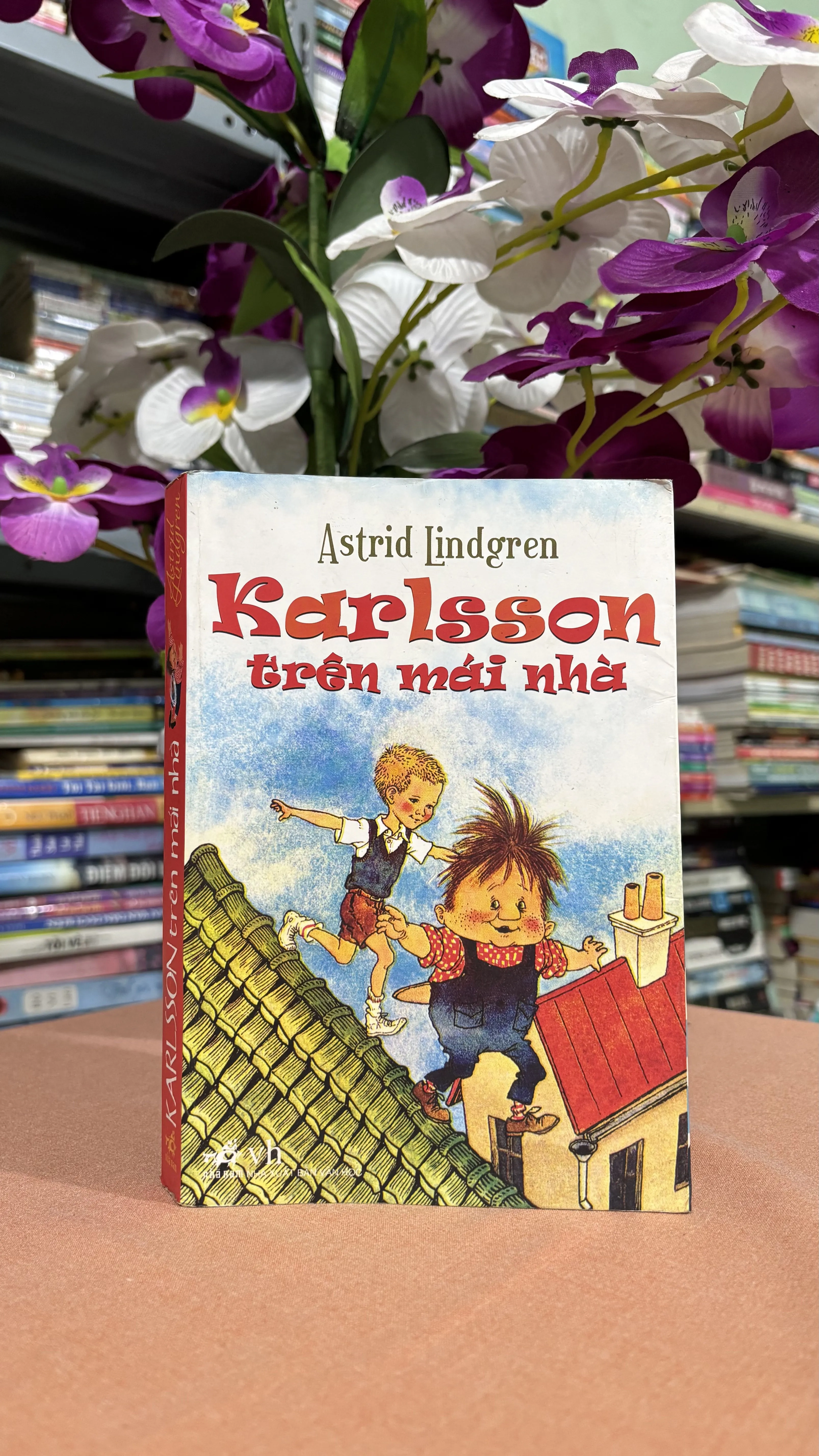 Karlsson trên mái nhà 🌊 by  - Sách Book Cover - Ngọc Hiển Books