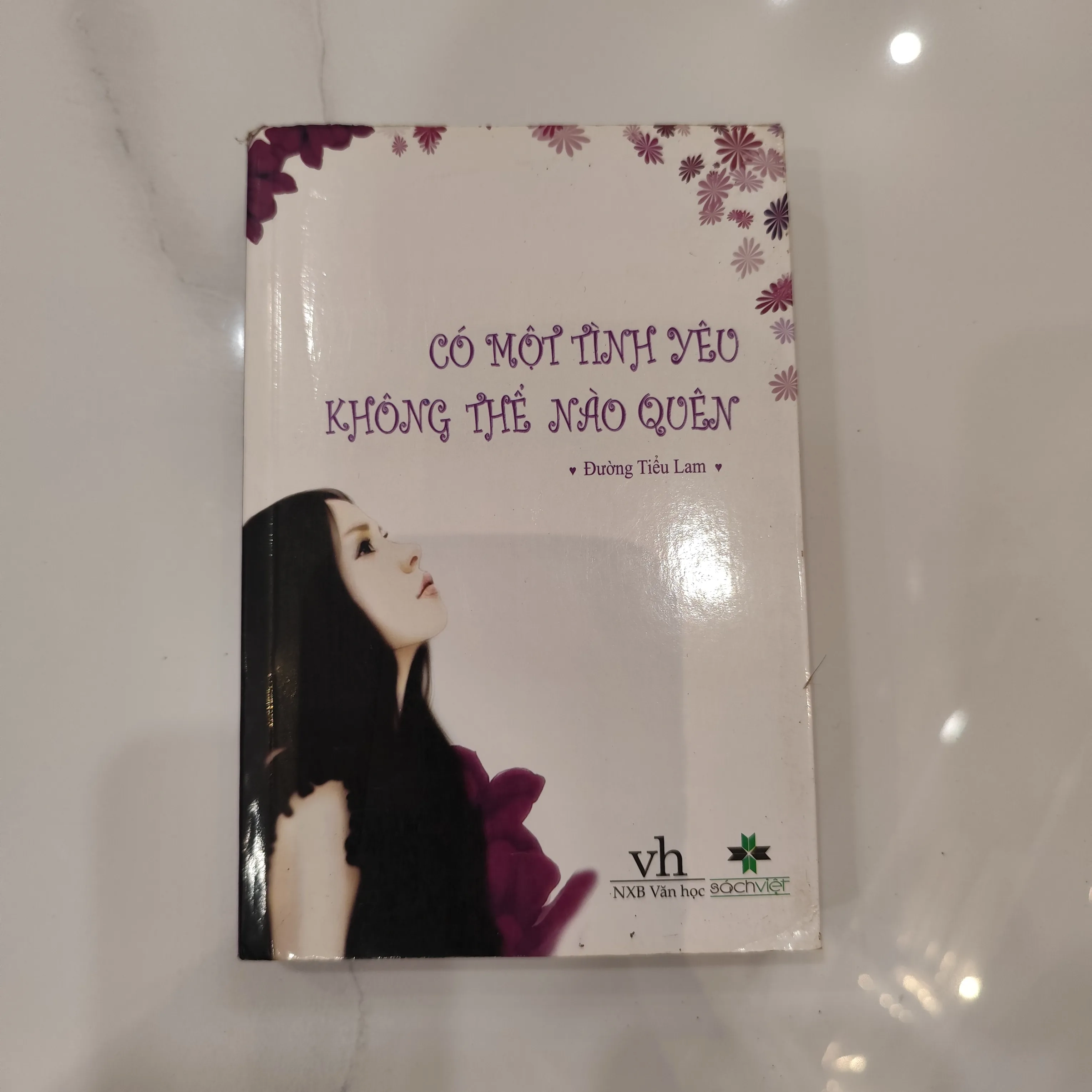 Có một tình yêu không thể nào quên by  - Sách Book Cover - Ngọc Hiển Books