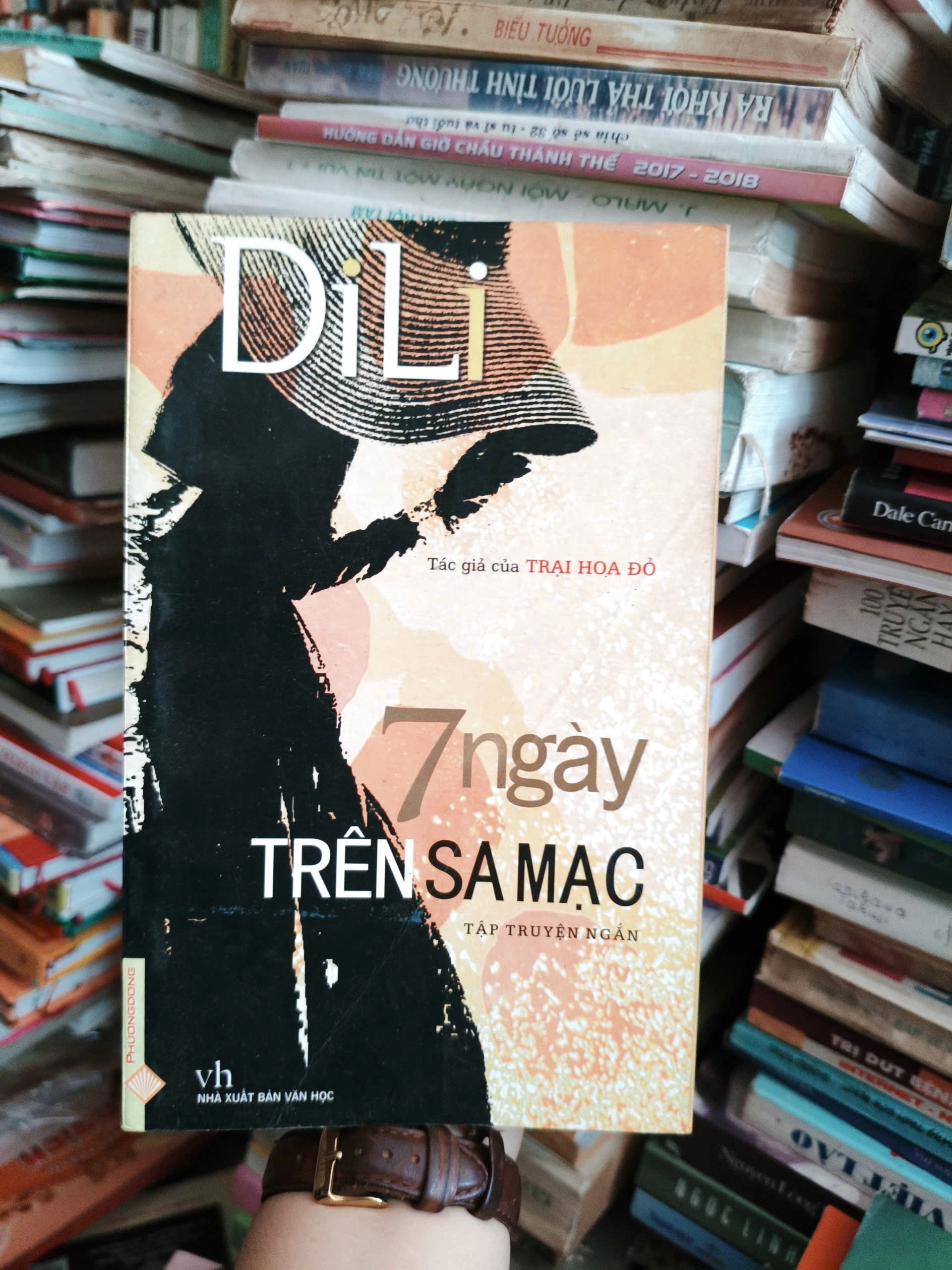 7 ngày trên sa mạc by Di Li - Sách Book Cover - Ngọc Hiển Books