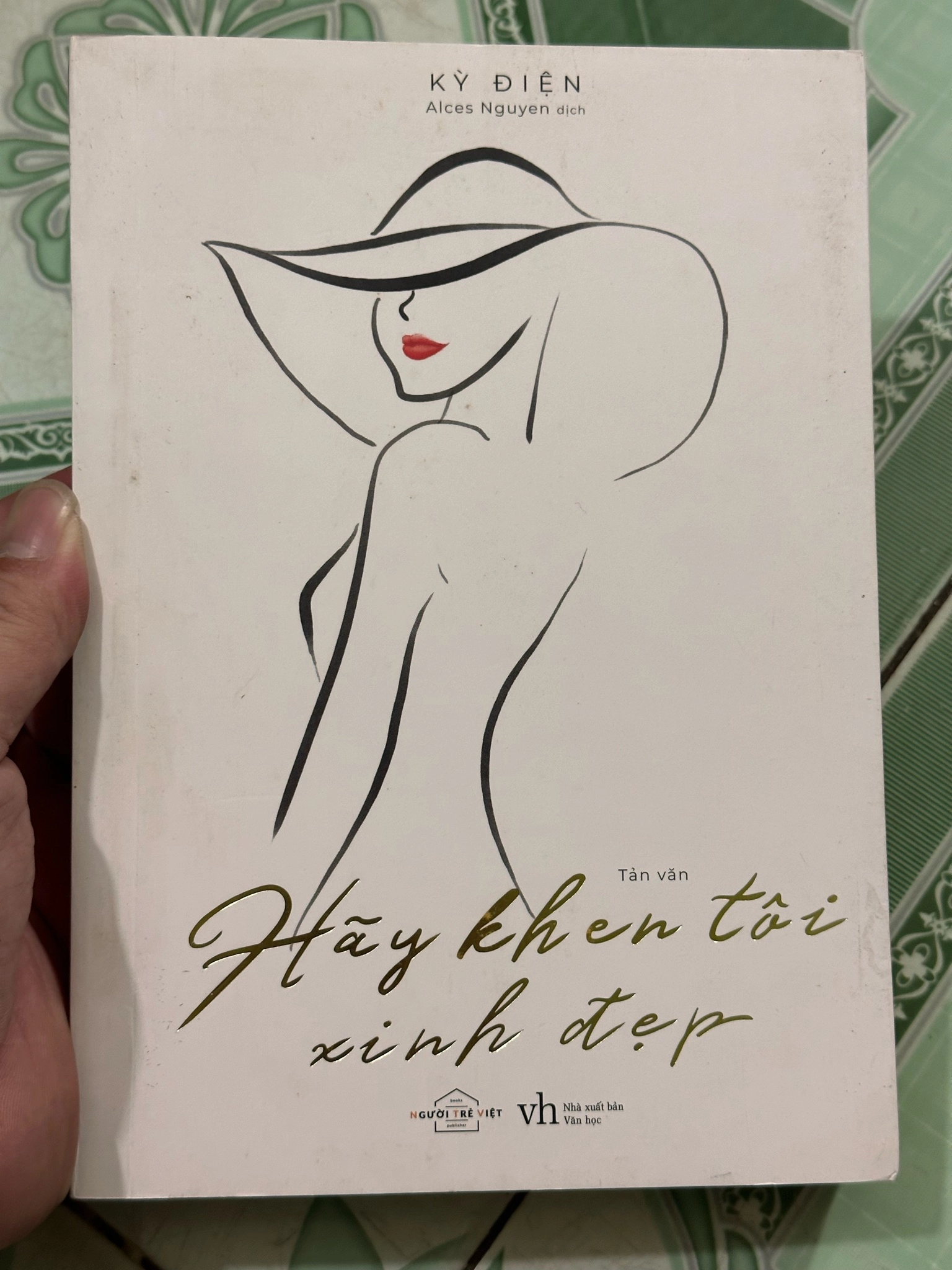 Hãy khen tôi xinh đẹp - Kỳ Điện by Kỳ Điện - Sách Book Cover - Ngọc Hiển Books