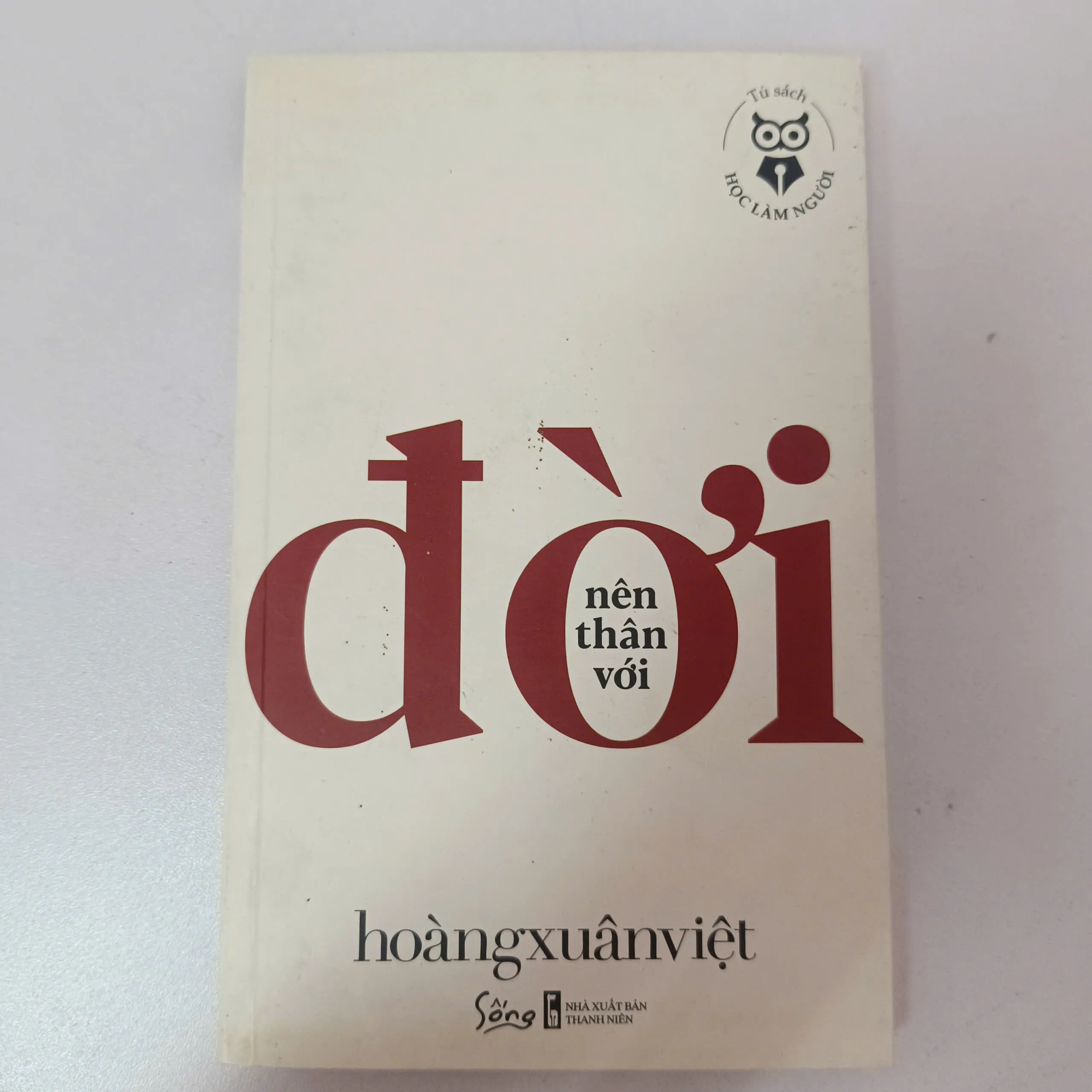 Nên thân với đời - Hoàng Xuân Việt