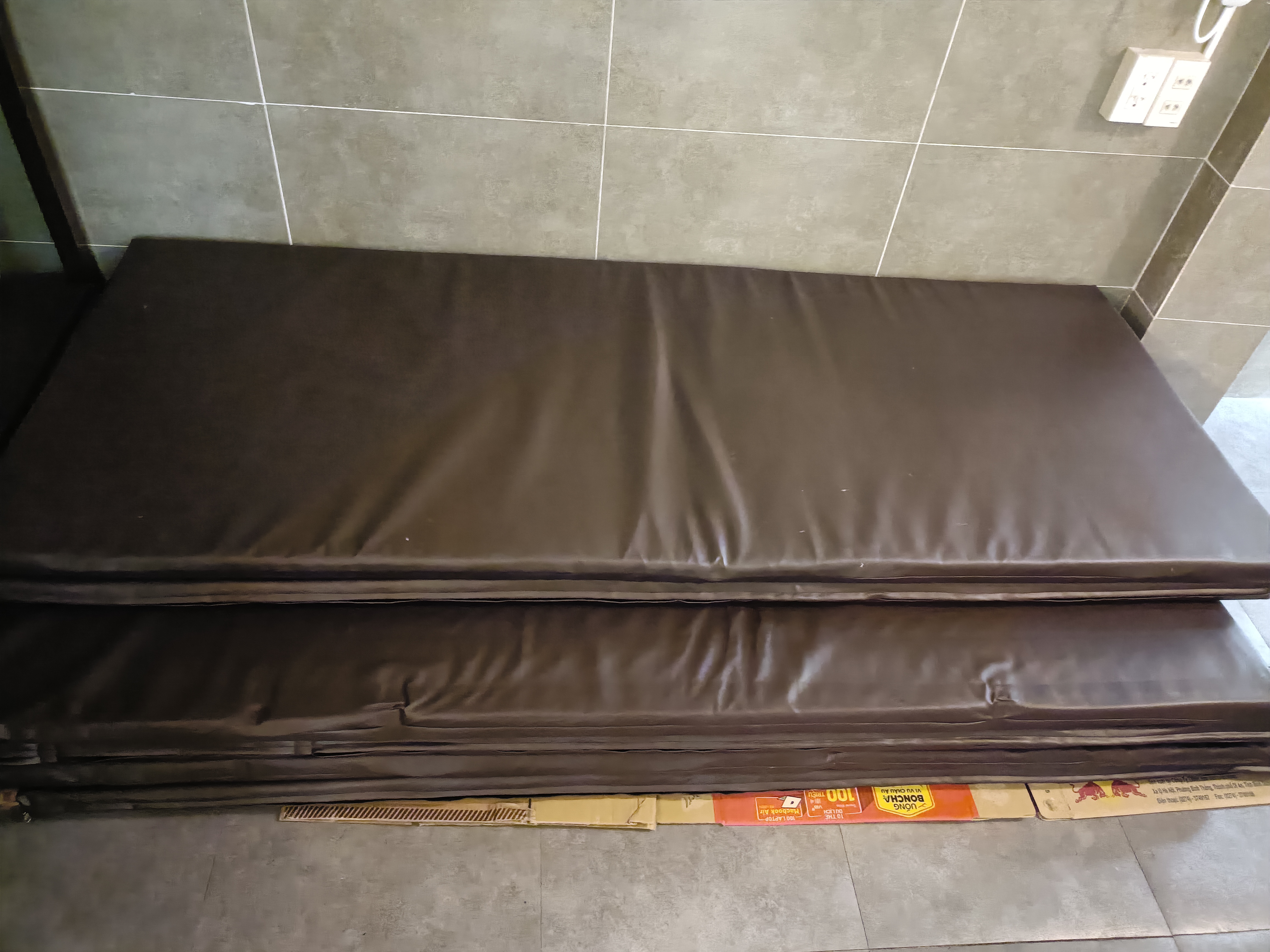Giường tầng sắt 2mx1m màu trắng, 2 tầng, có rèm, gối, nệm đi kèm, còn như mới, ít dùng 541638