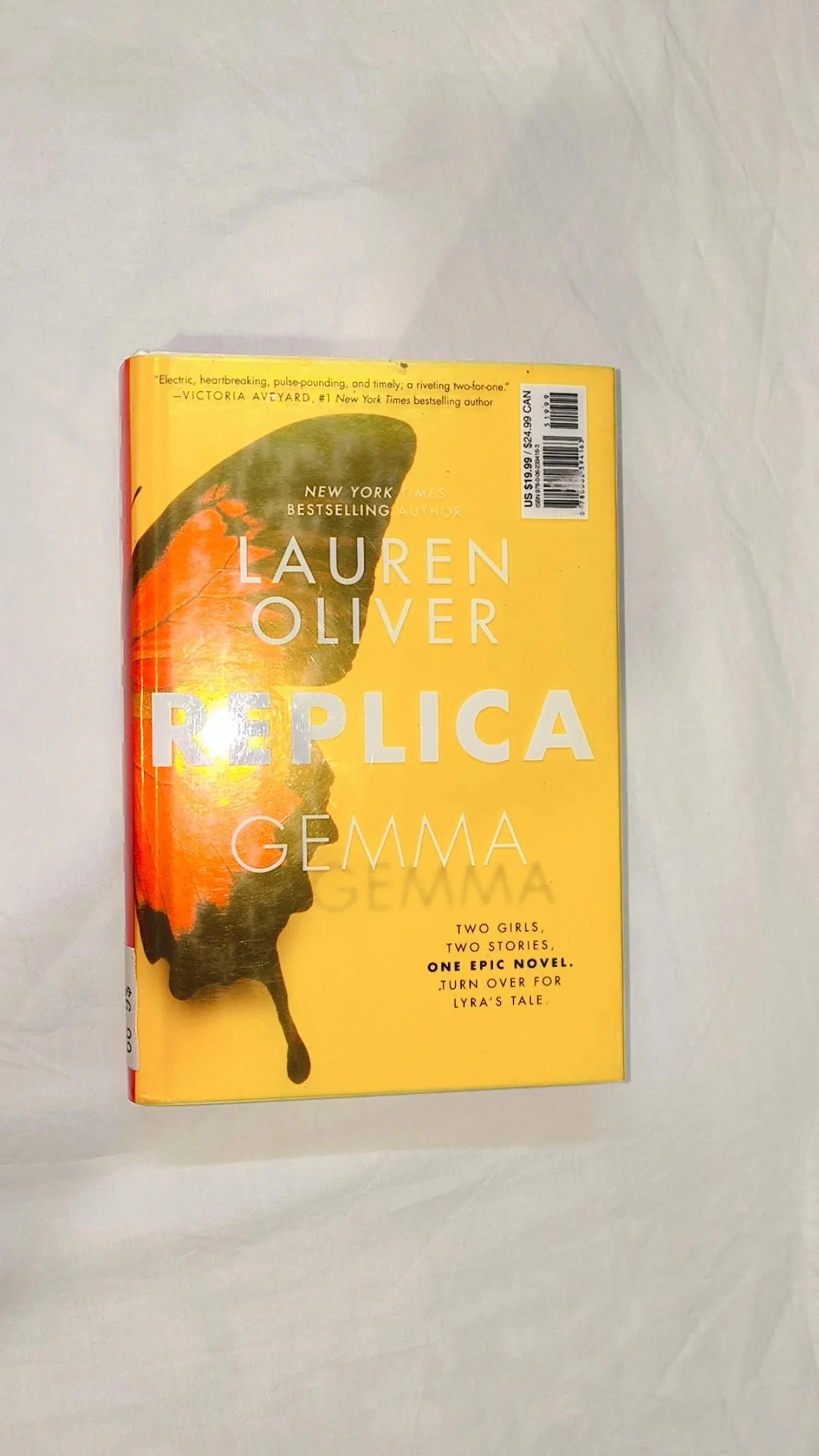 Lauren Oliver
Replica: A Masterful YA Sci-Fi Thriller of Clones, Identity, and Humanity
 747984