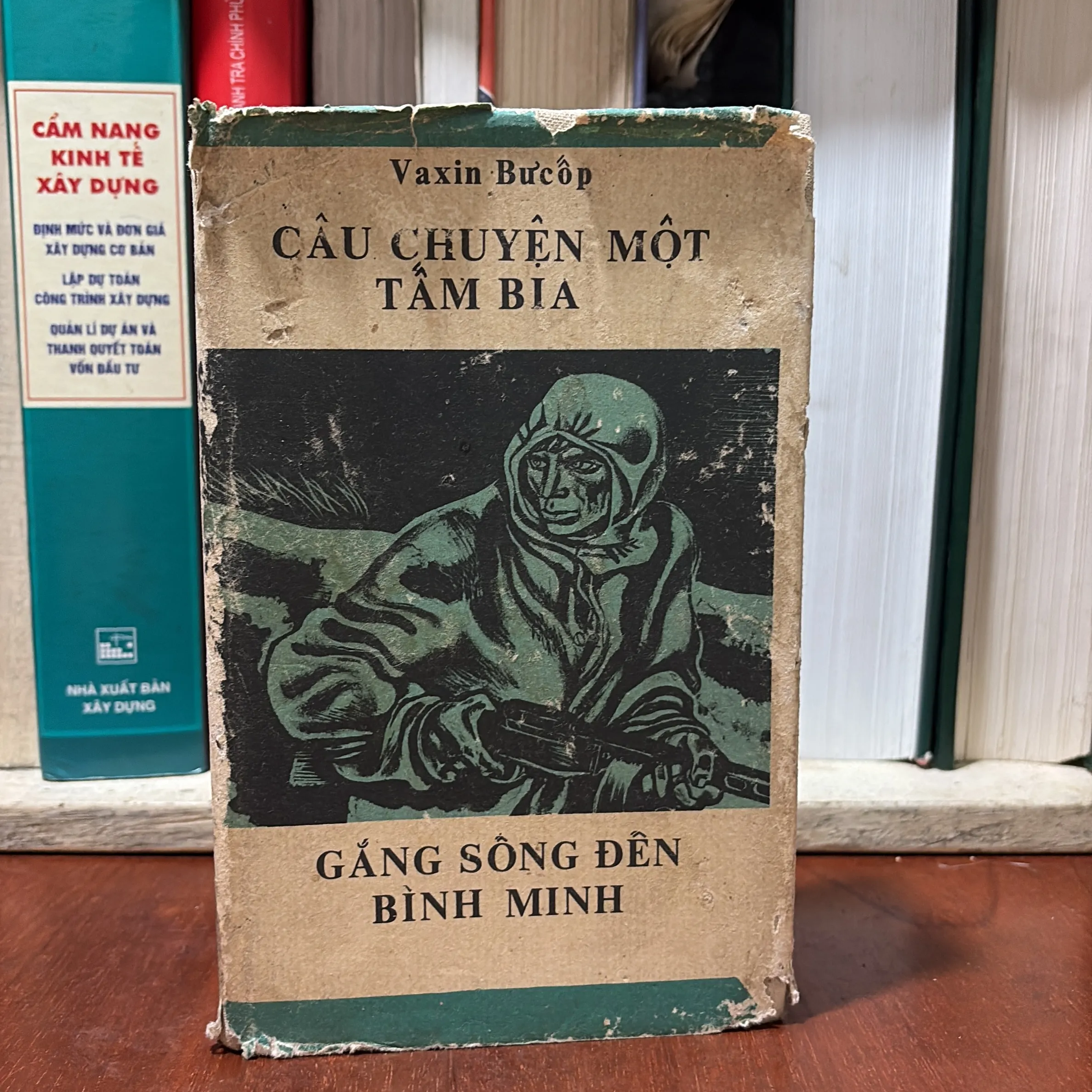 Văn Học Nước Ngoài: Câu Chuyện Một Tấm Bia _ Gắng Sống Đến Bình Minh - Vaxin BưCốp - 1985