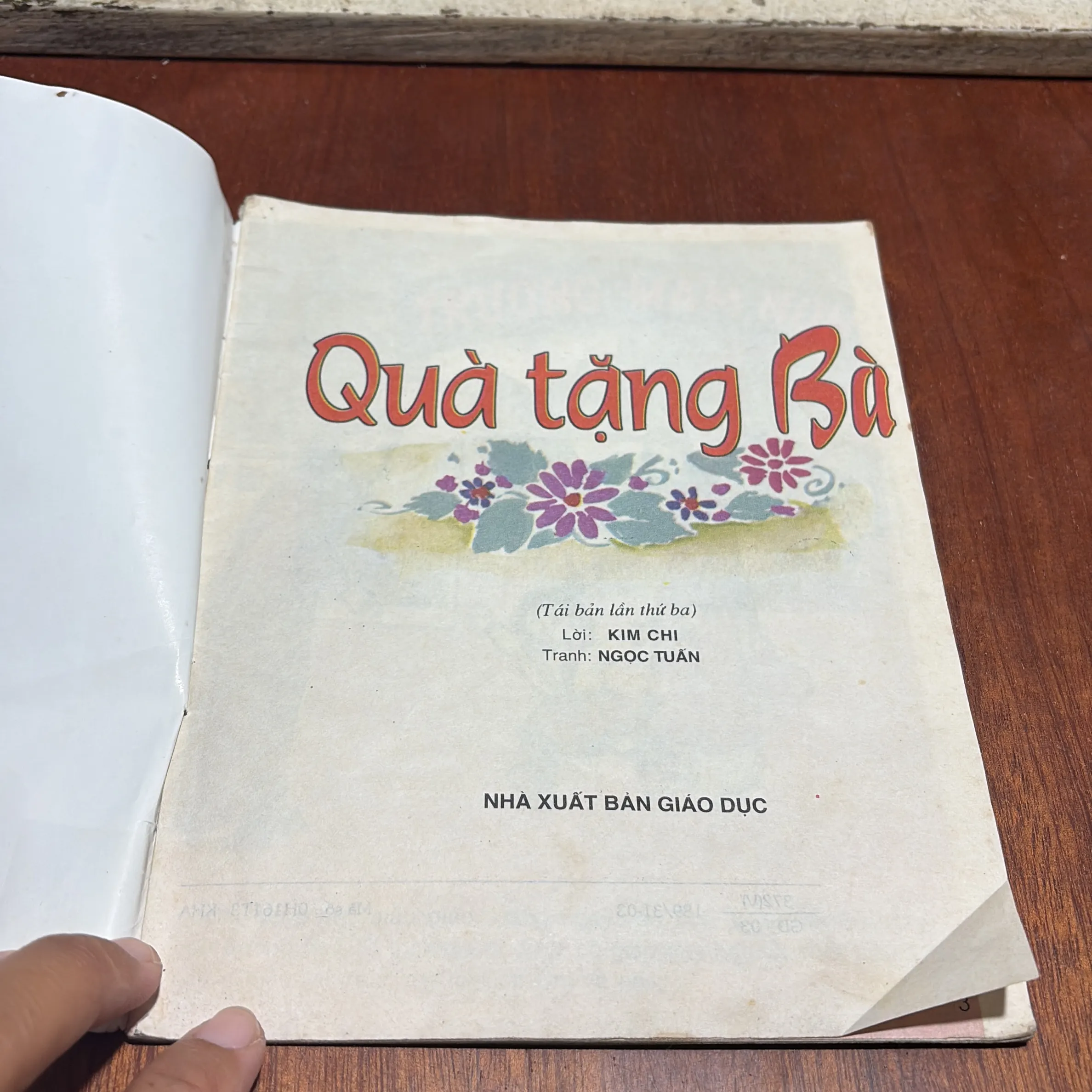 II Sách Thiếu Nhi: Quà Tặng Bà - 2003 1009721