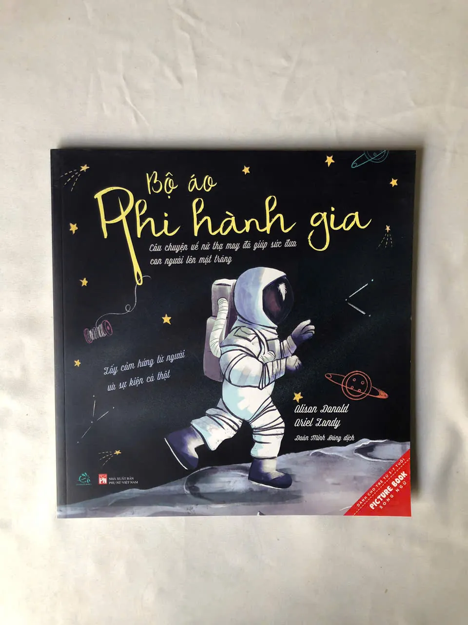 Bộ Áo Phi Hành Gia - Alisan Donald, Ariel Landi