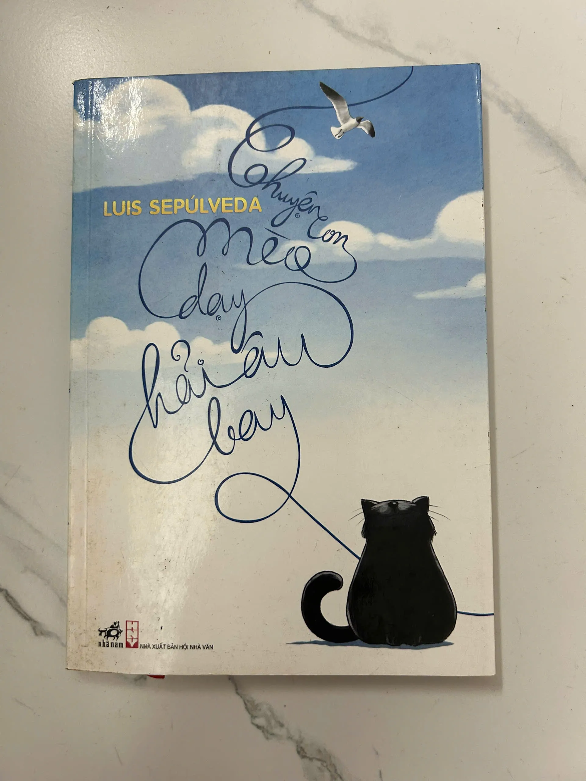 Chuyện con mèo dạy hải âu bay – Luis Sepúlveda
