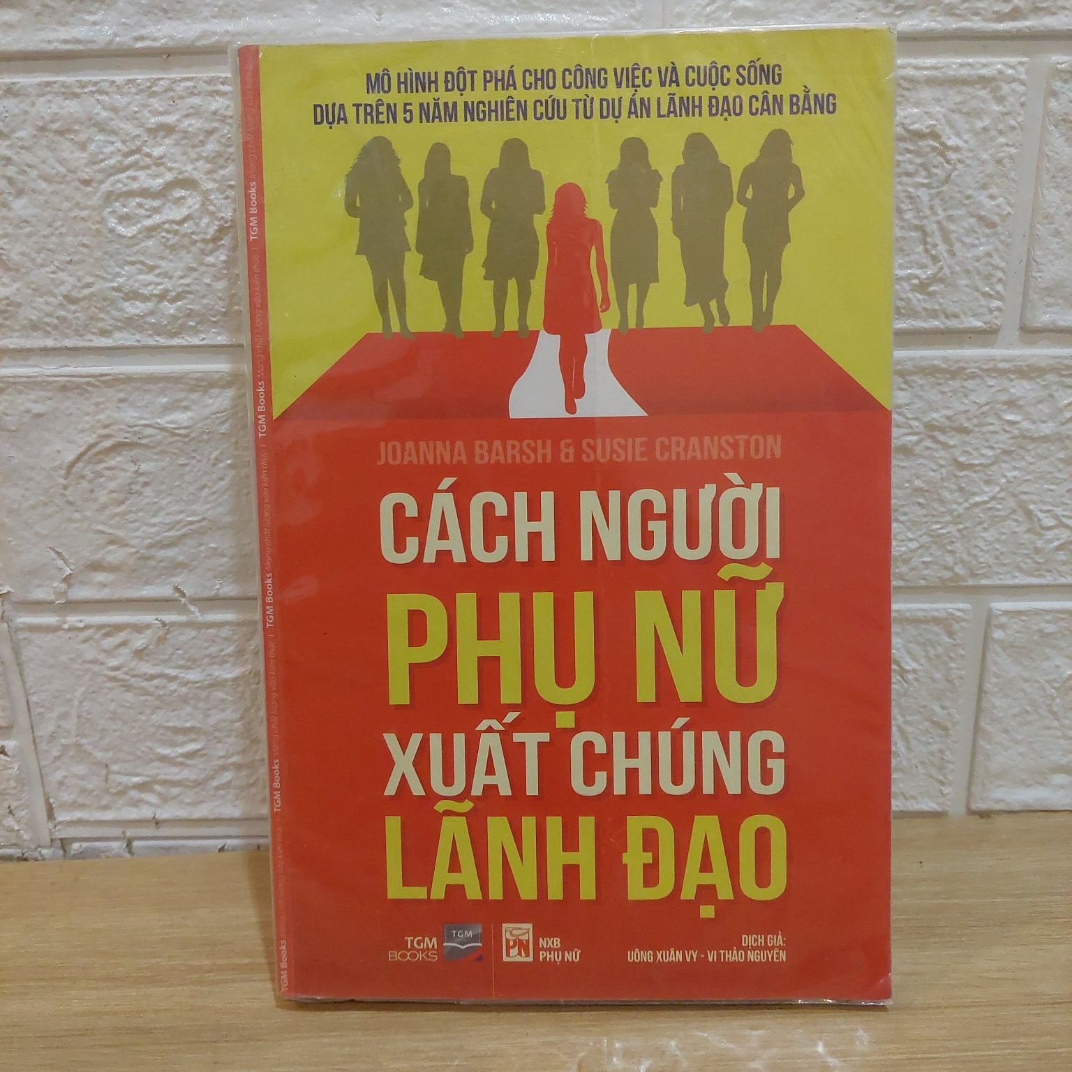 CÁCH NGƯỜI PHỤ NỮ XUẤT CHÚNG LÃNH ĐẠO - JOANNA BARSH & SUSIE CRANSTON