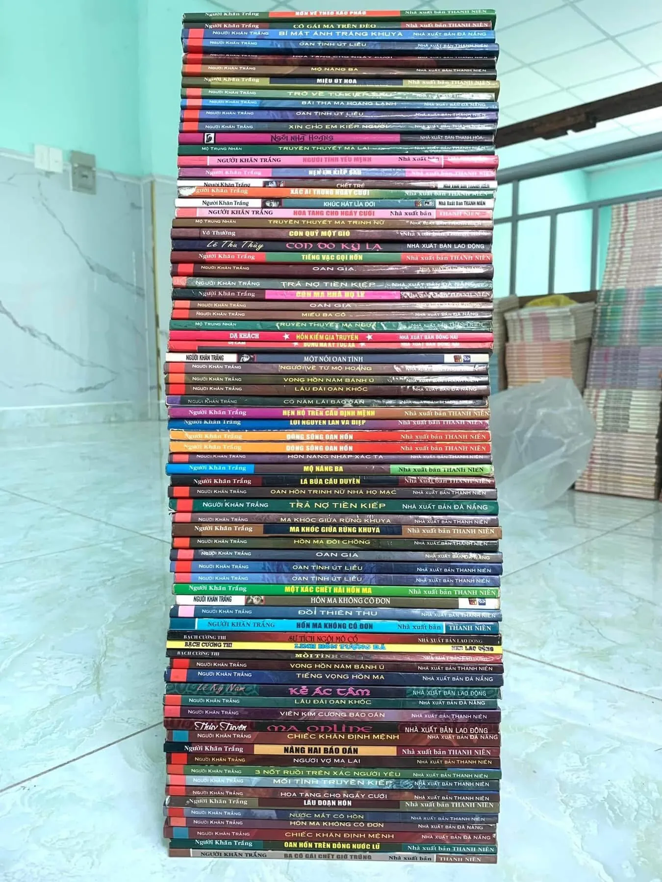 Sách Người khăn trắng