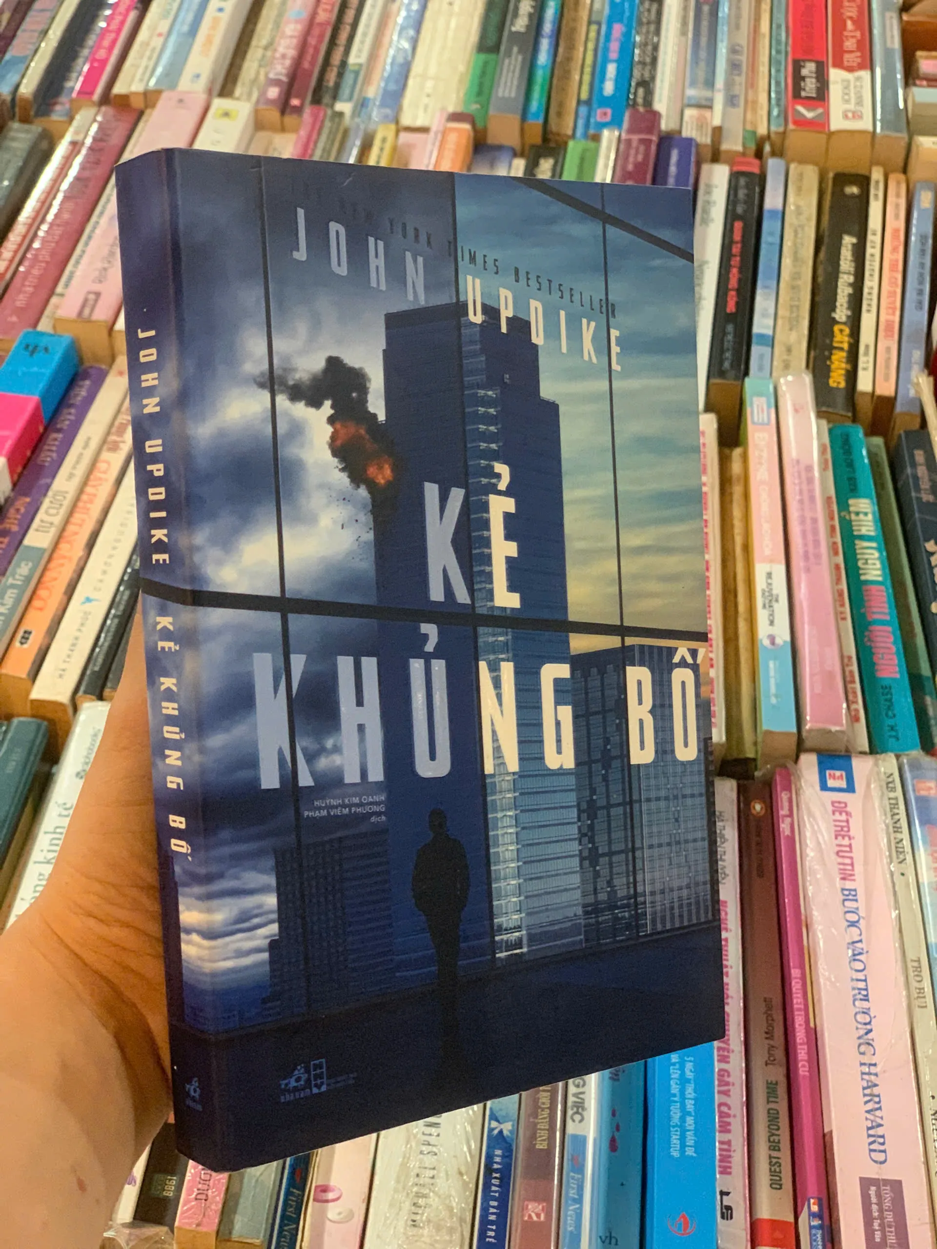 KẺ KHỦNG BỐ - JOHN UPDIKE (HUỲNH KIM OANH VÀ PHẠM VIÊM PHƯƠNG dịch) 