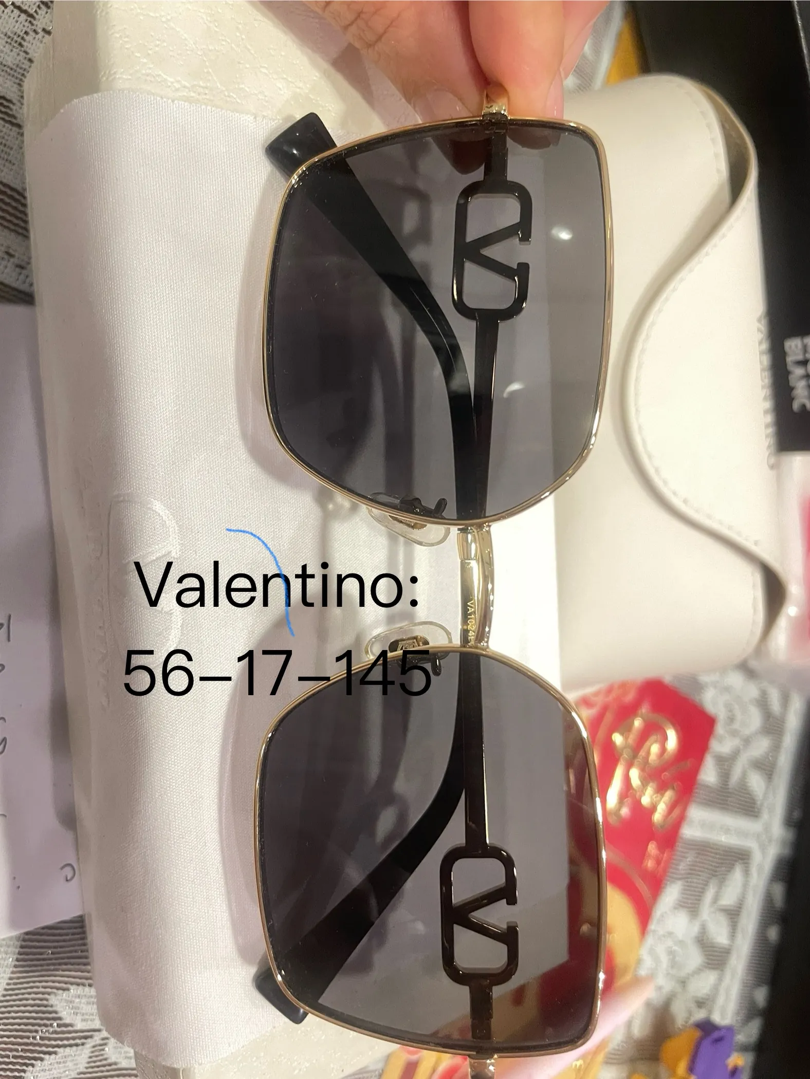 Kính mát Valentino nam nữ kính râm khung vàng khói tối