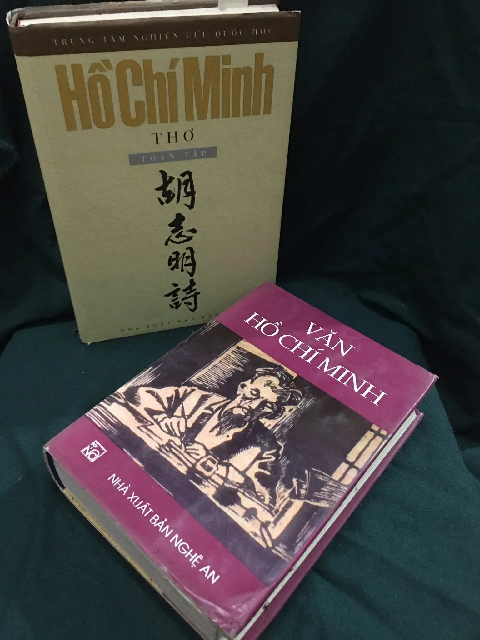 Bộ hai cuốn thơ-văn của Hồ Chí Minh