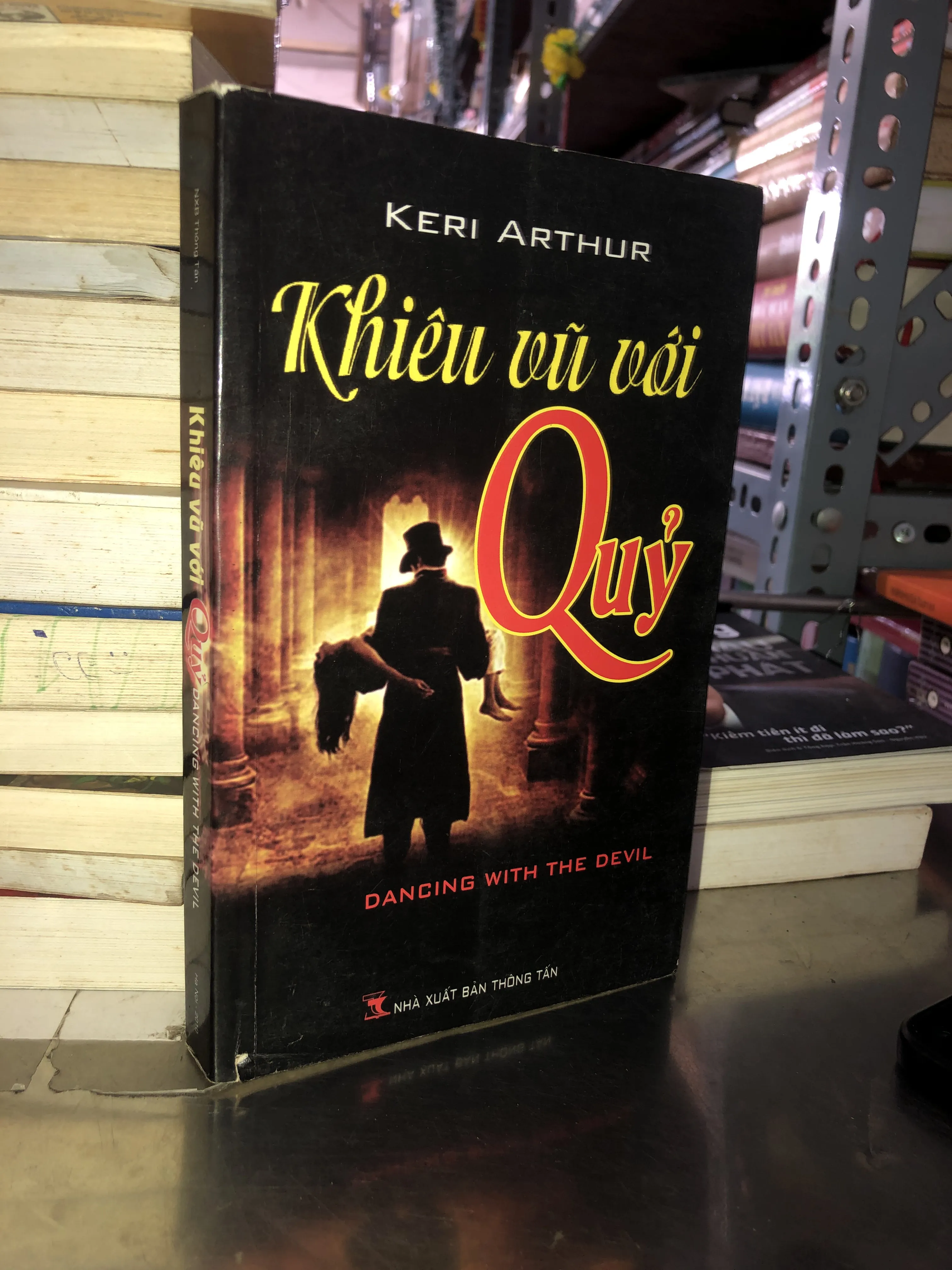 Khiêu vũ với quỷ - Keri Arthur