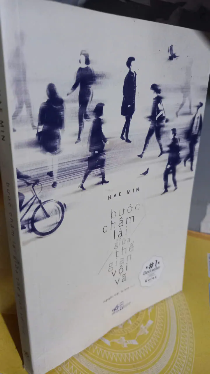 bước chậm lại giữa thế gian vội vã