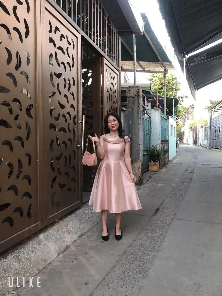 Đầm tiểu thư xoè bệt vai