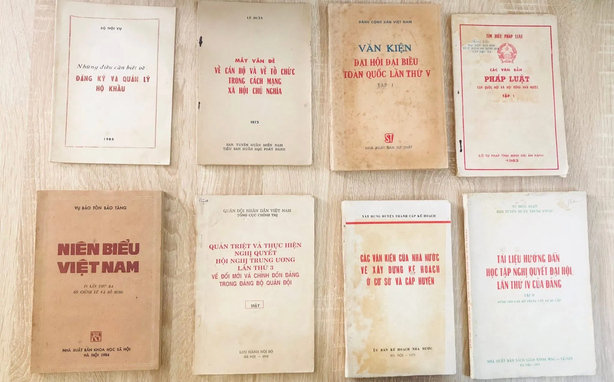 Hết lô 14 cuốn lịch sử chính trị như hình 150k