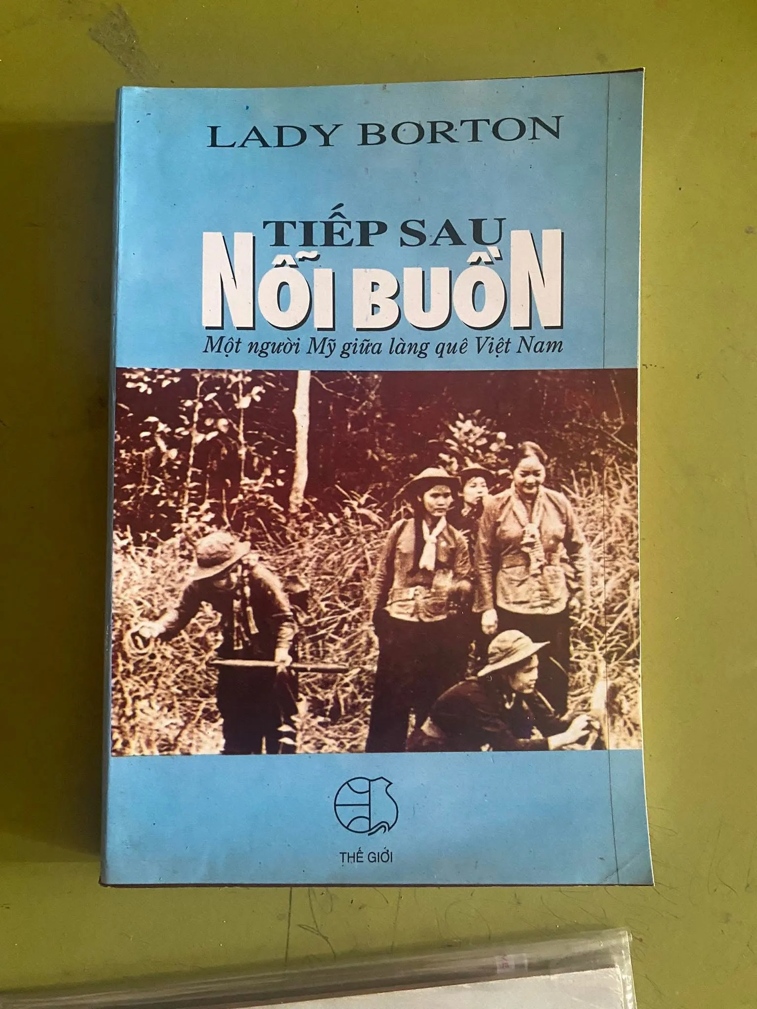 [chữ ký] Tiếp sau nỗi buồn - Một người Mỹ giữa làng quê Việt Na- Lady Borton.