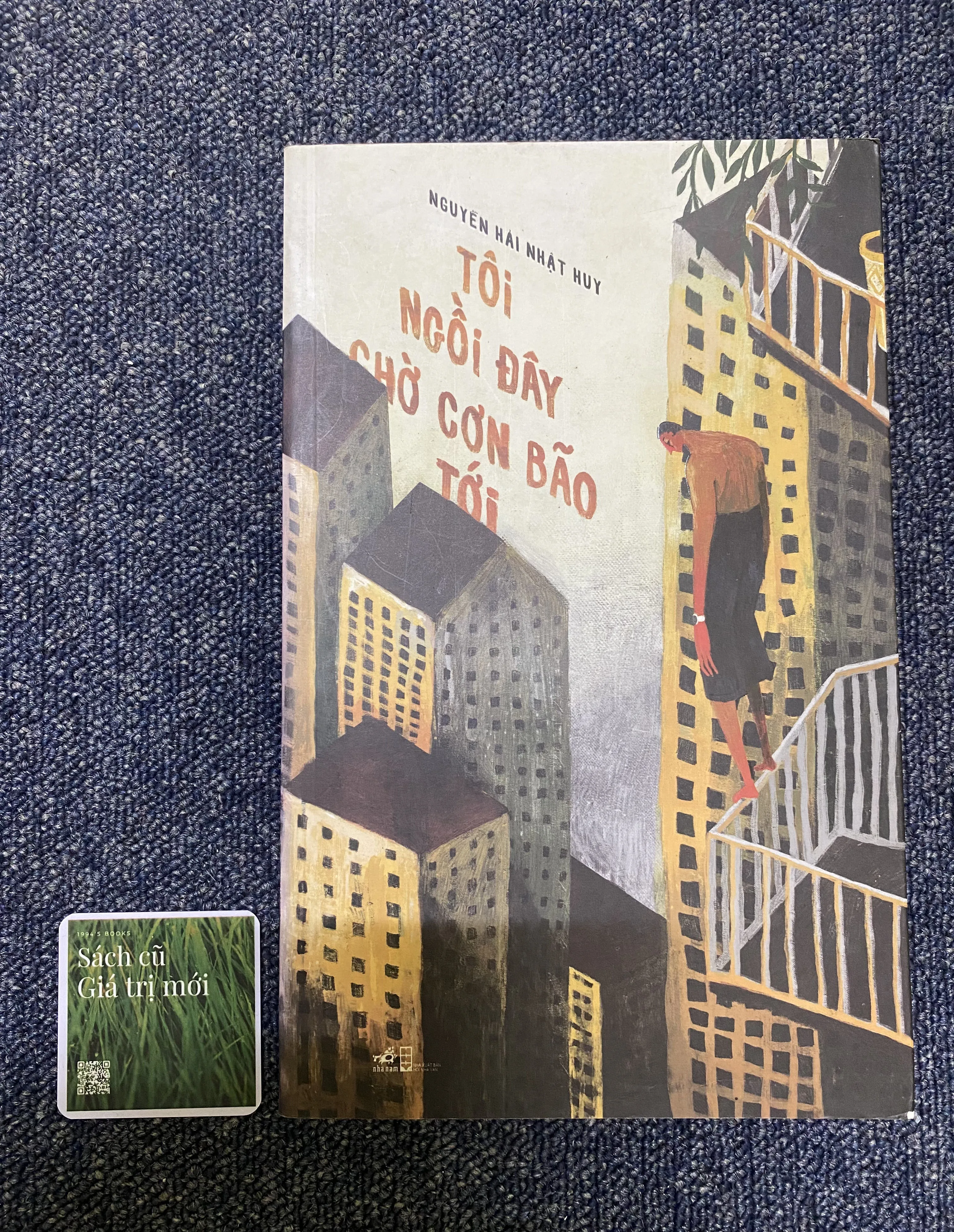 Tôi ngồi đây chờ con bão đấy