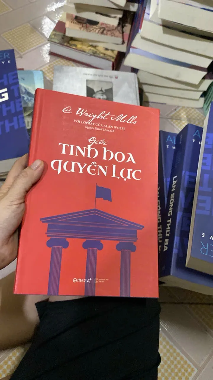 Giới Tinh Hoa Quyền Lực" (tựa gốc: The Power Elite) của tác giả C. Wright Mills