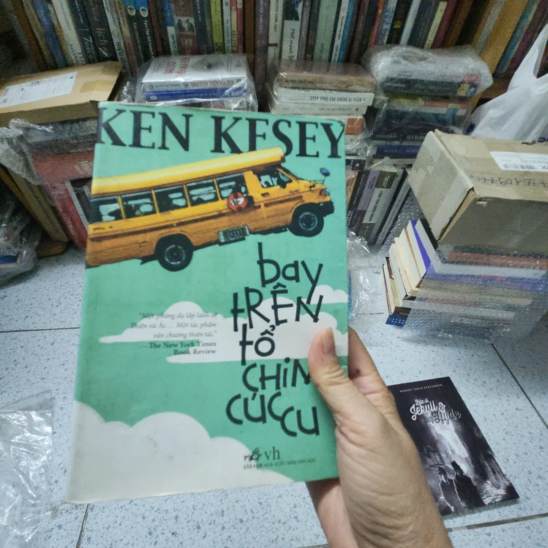 Bay trên tổ chim cúc cu