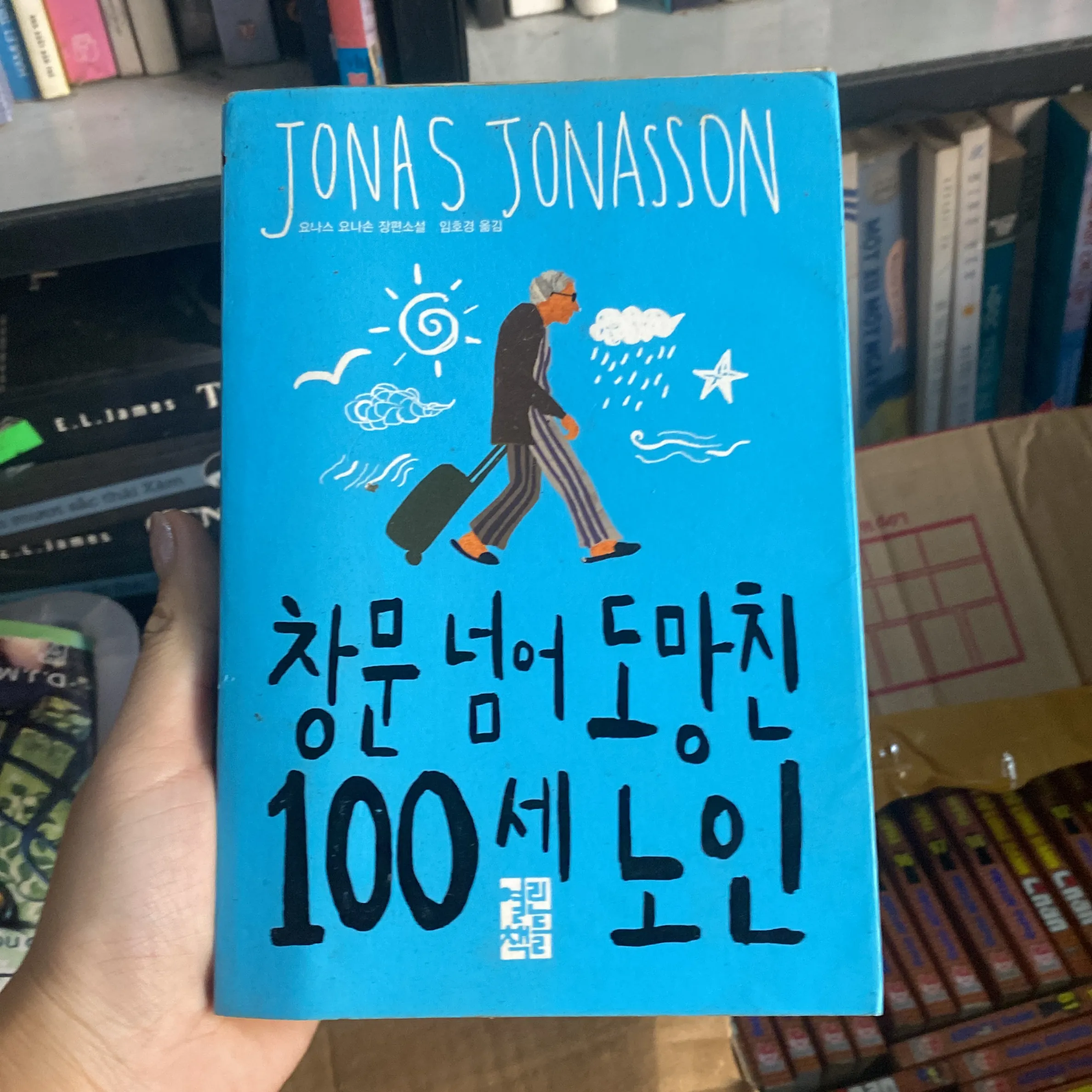 Ông trăm tuổi trèo qua cửa sổ và biến mất , tieng Hàn Quốc