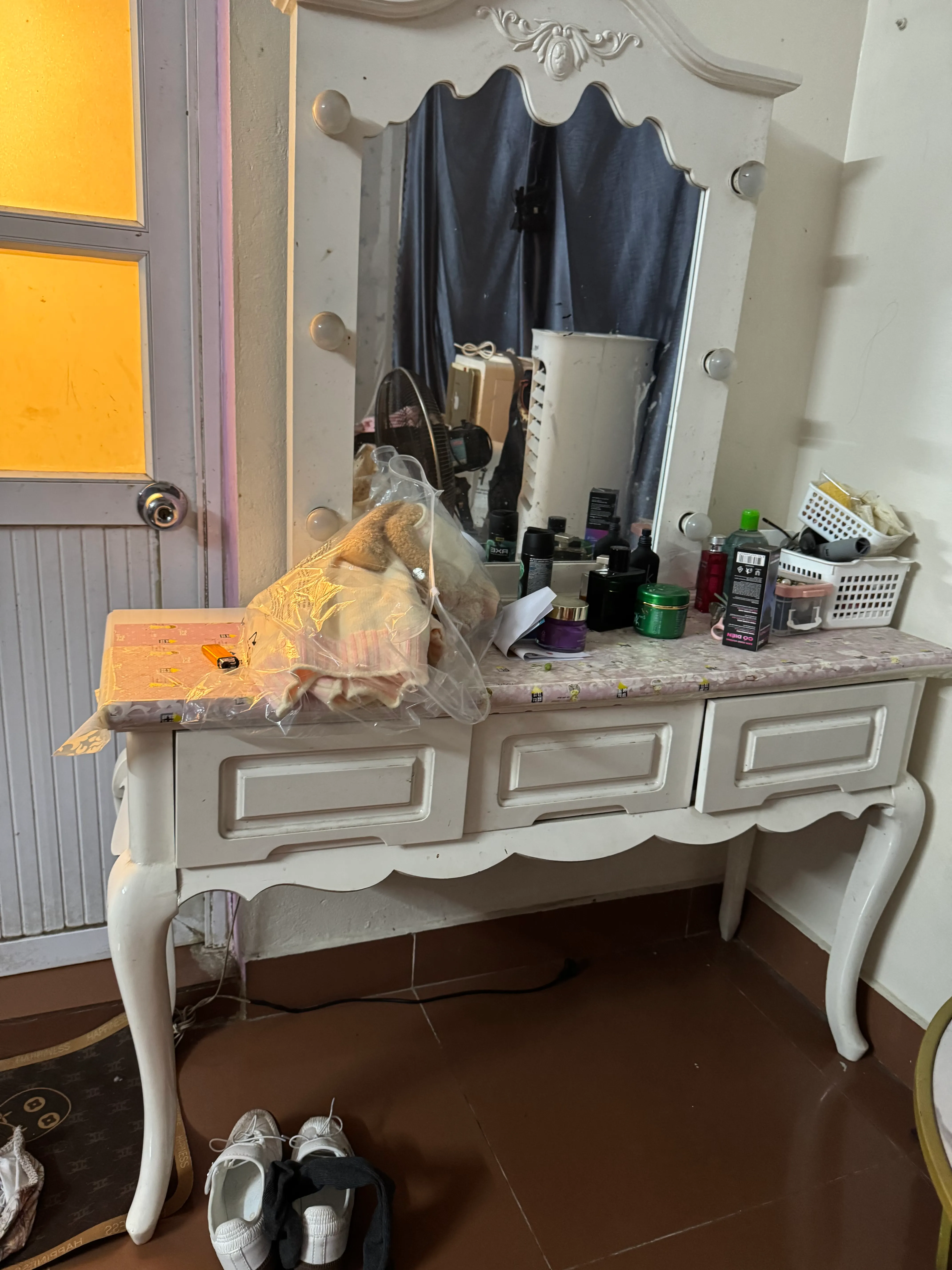 Bàn trang điểm cổ điển màu trắng chất liệu gỗ sơn bóng