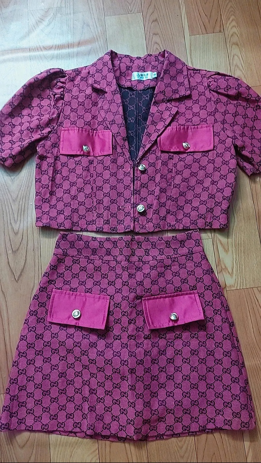 Set áo và chân váy nữ Gucci họa tiết logo phối túi đính đá màu hồng