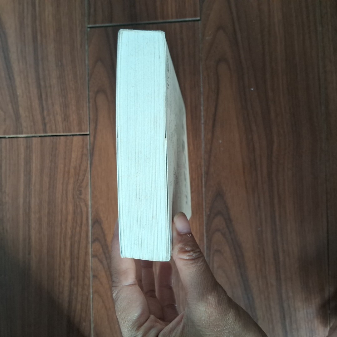 Cô gái trong trang sách 529783