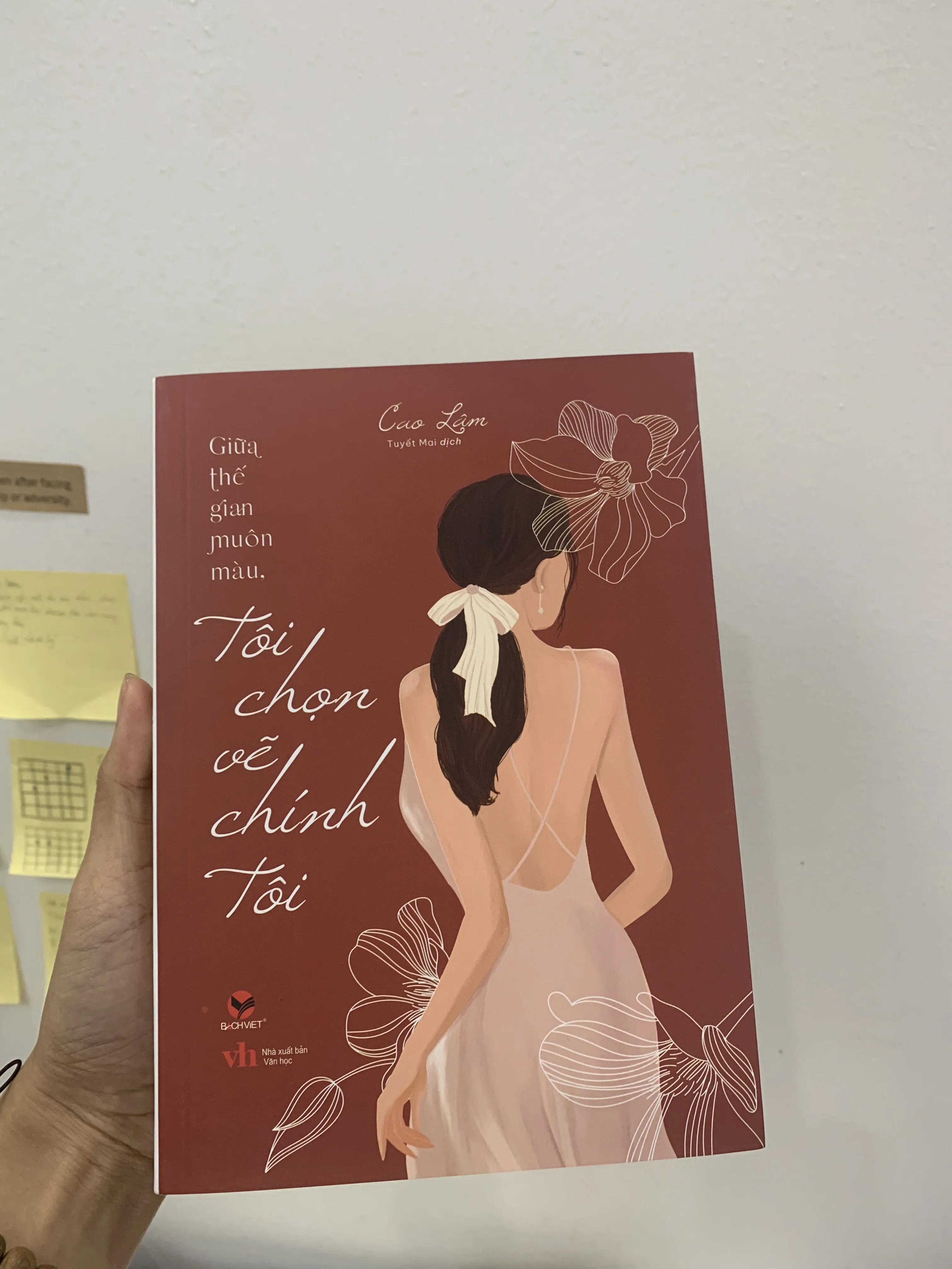 Cuốn “Giữa thế gian muôn màu Tôi chọn vẽ chính tôi”