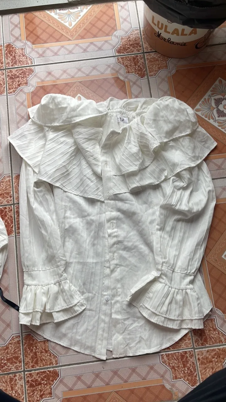 Áo trễ vai tay dài bẹt kiểu ôm bồng xẻ tà chất voan xốp trắng xinh VANISA CT047