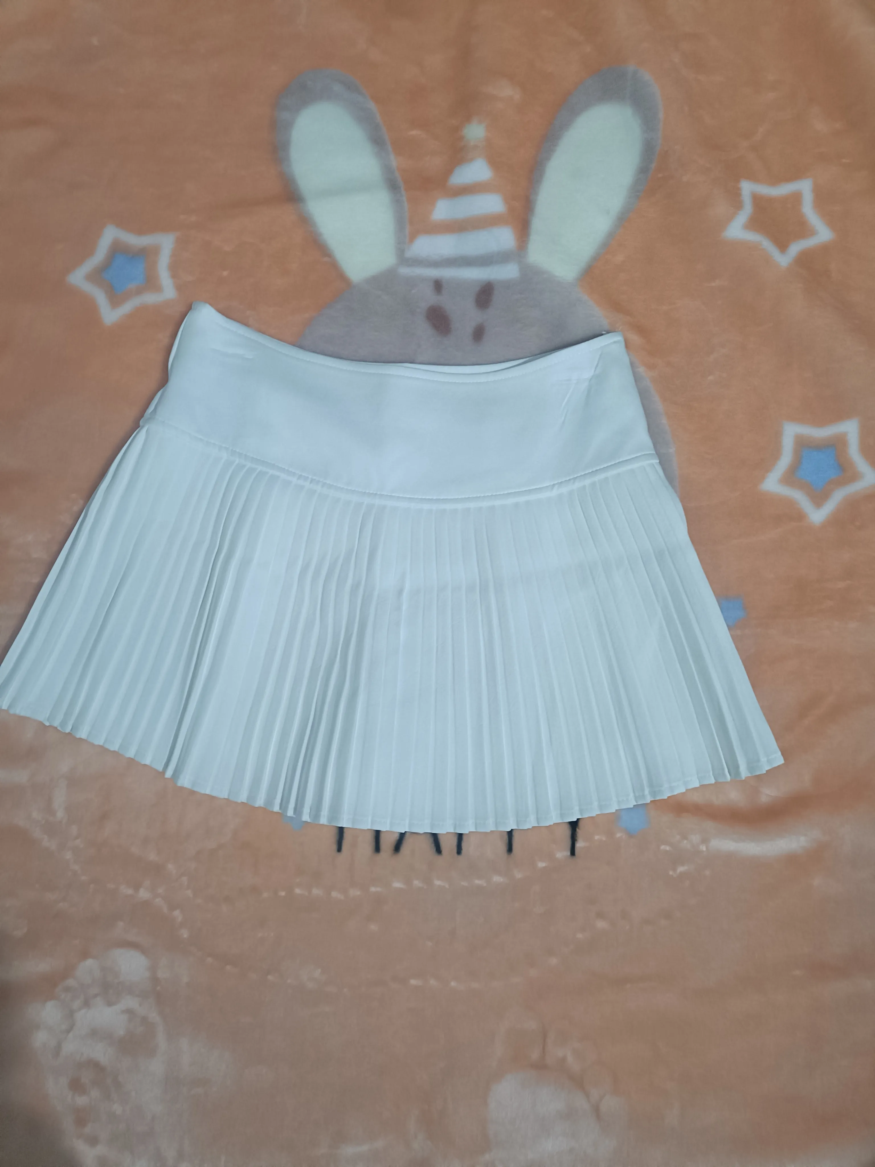 Chân váy xếp ly trắng