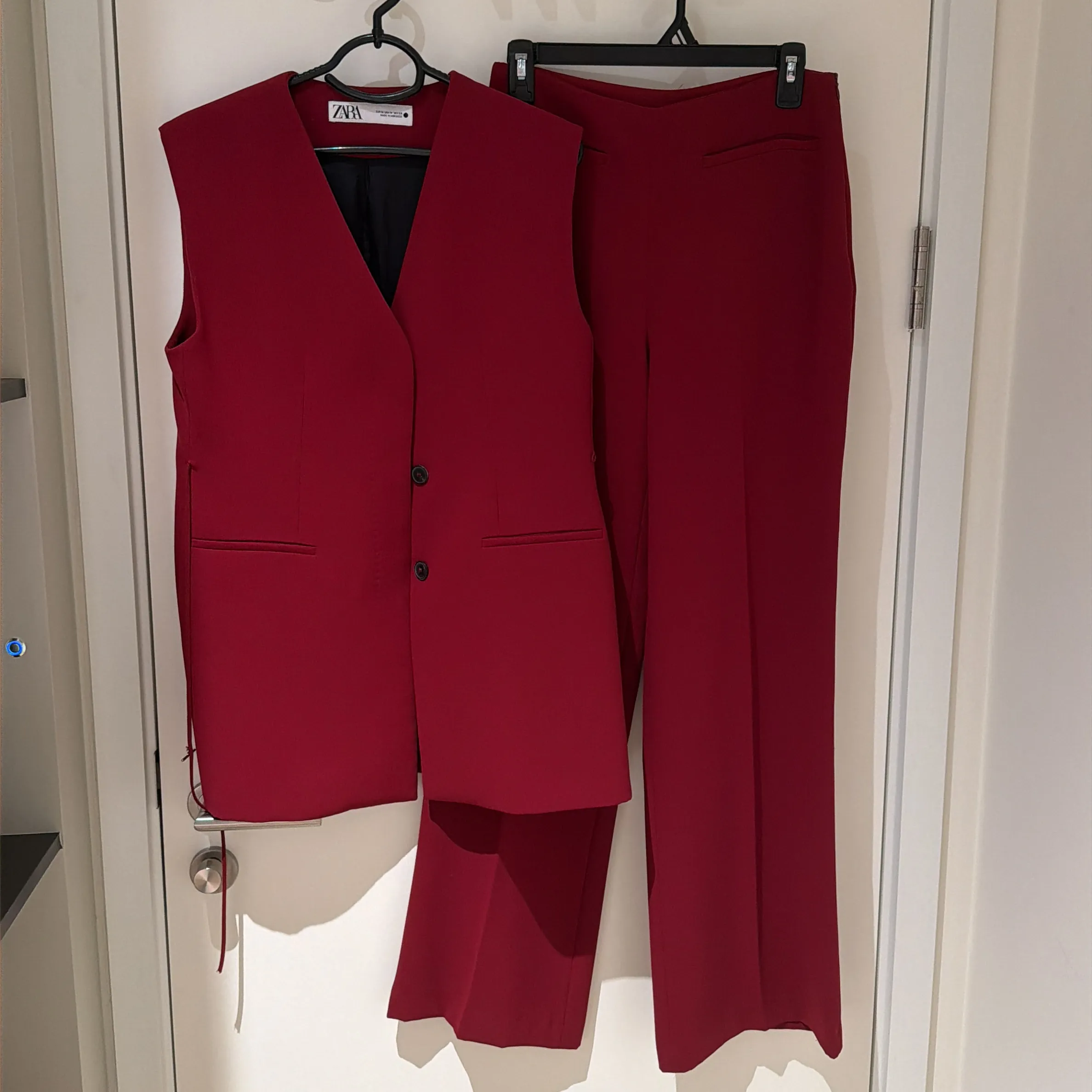 Trọn bộ áo và quần, thương hiệu Zara, size M, mới 90%, sử dụng 1 lần