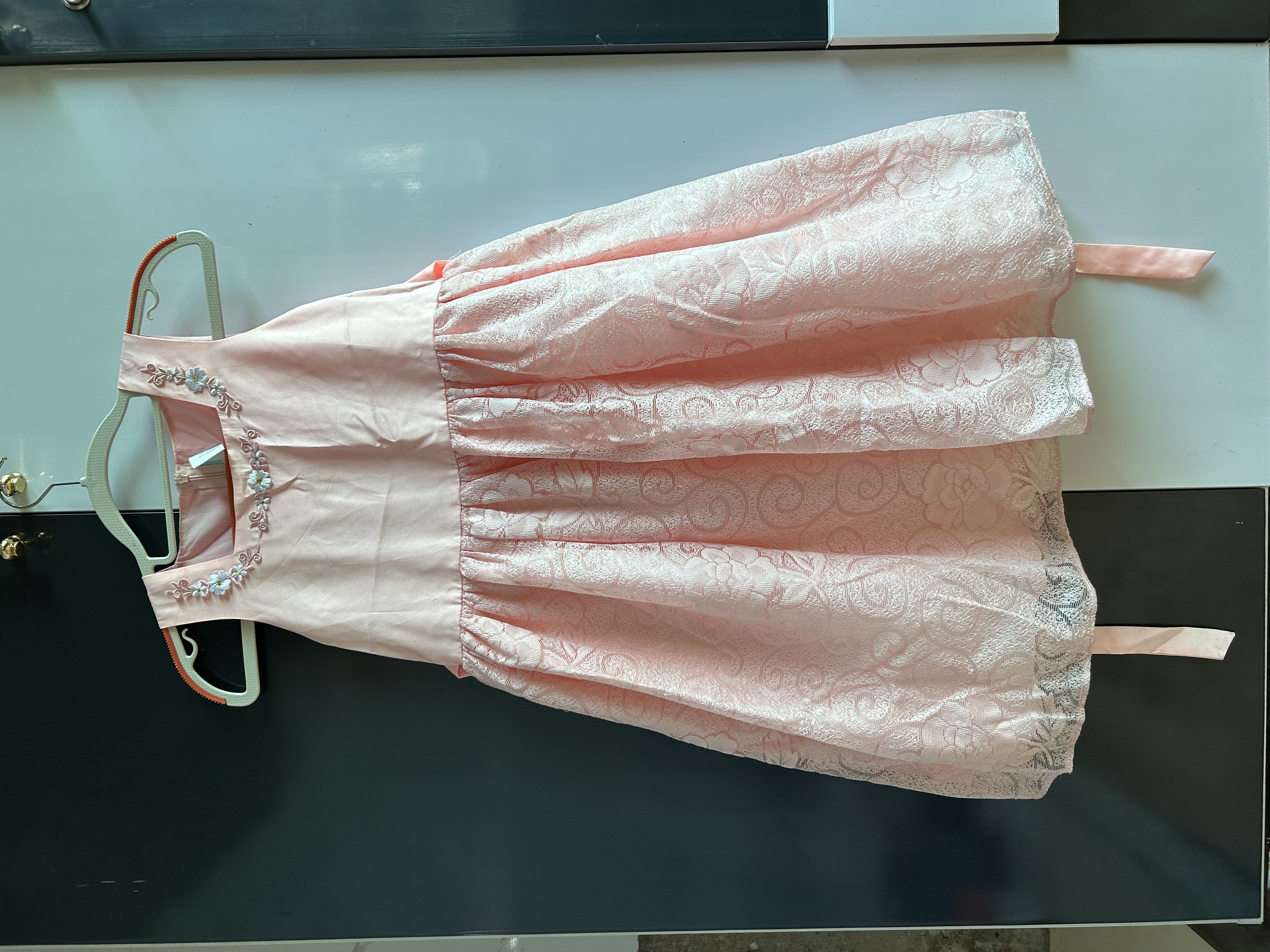 Đầm ren màu hồng 492716
