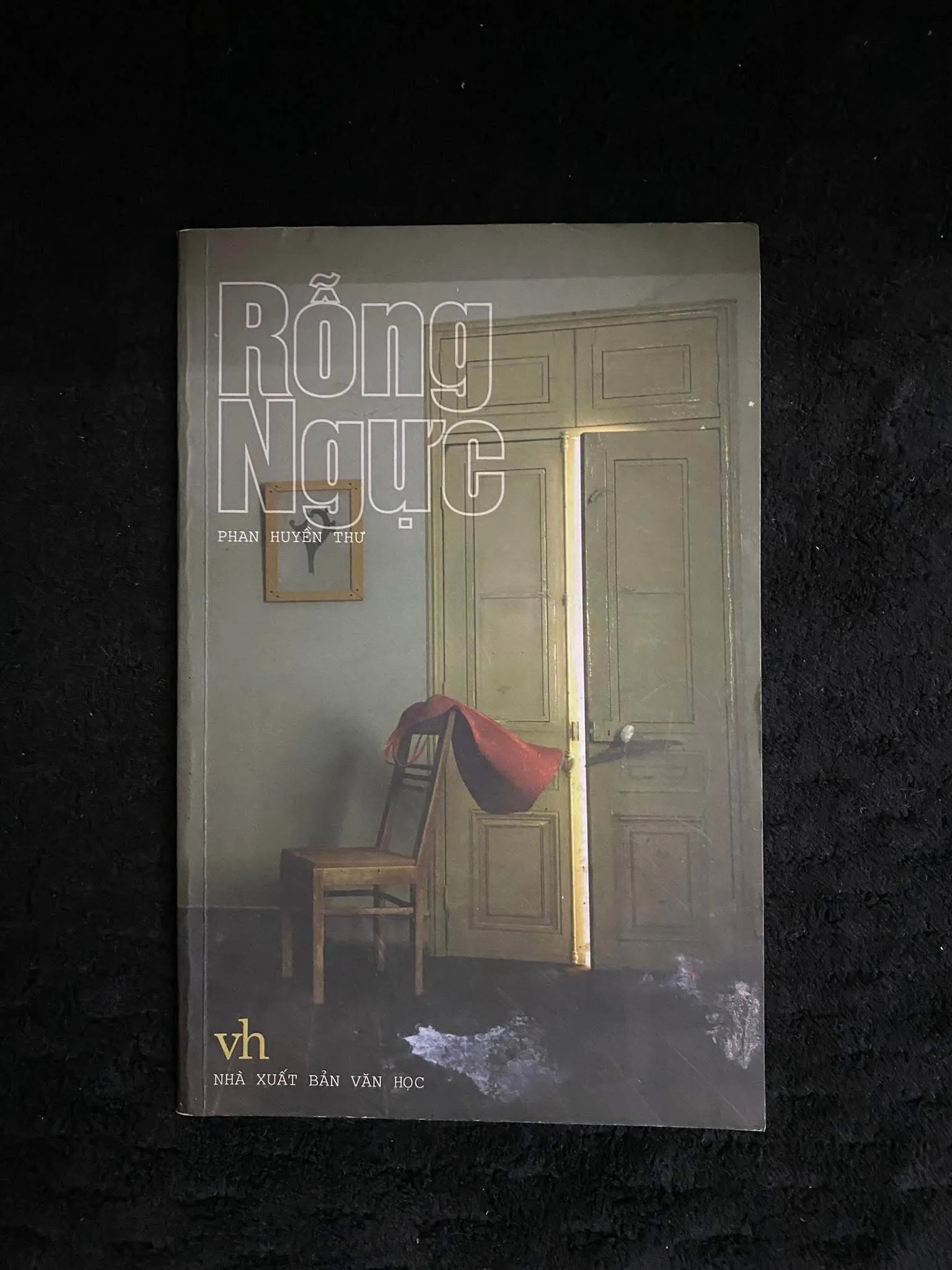 Rỗng ngực - Phan Huyền Thư ( chữ ký)