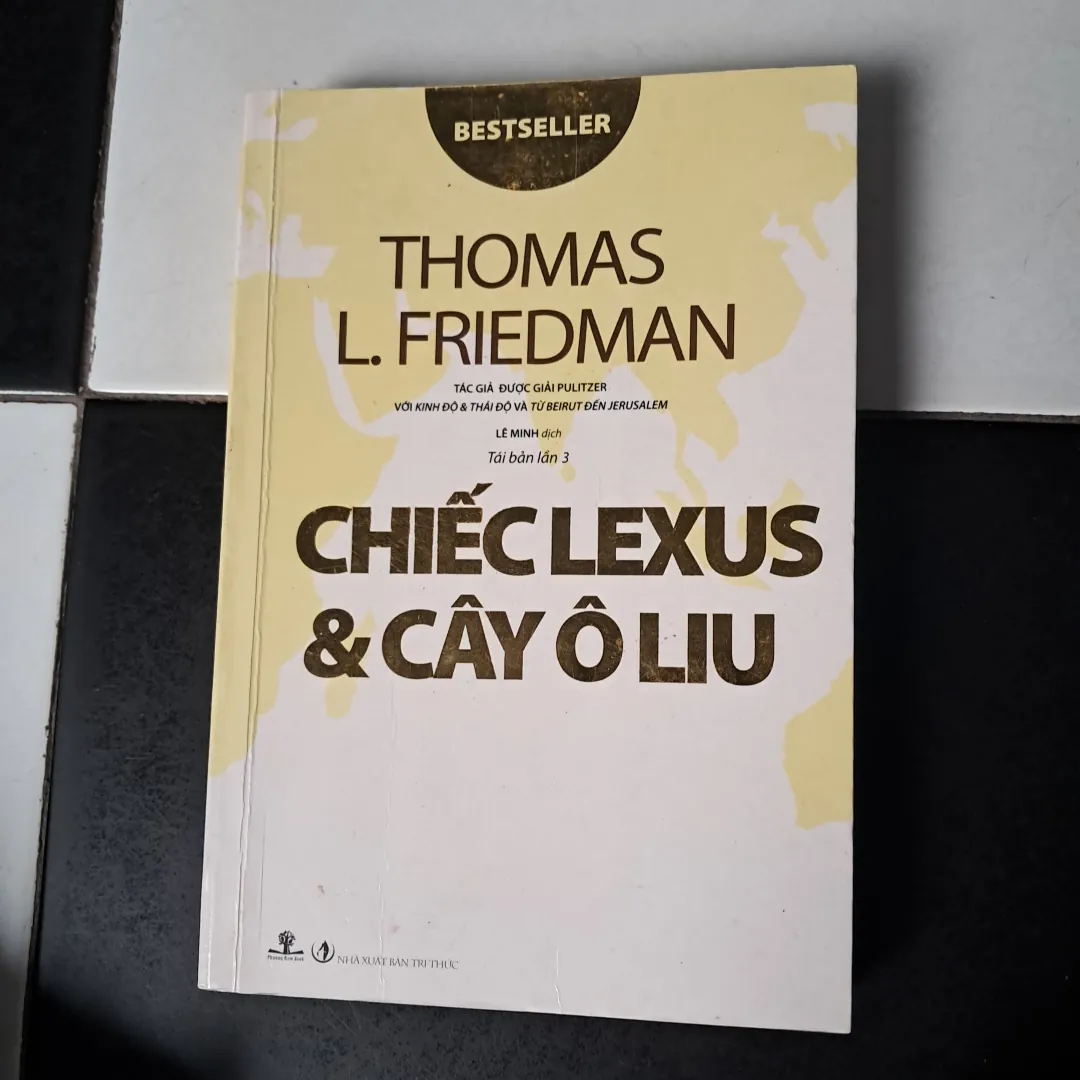 Chiếc Lexus và cây ô liu