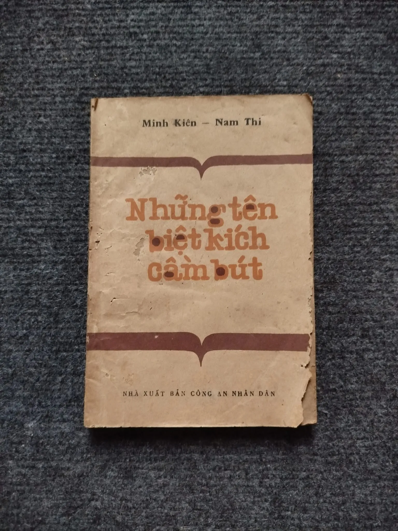 Những tên biệt kích cầm bút- ám chỉ nhà văn Hoàng Hải thủy 