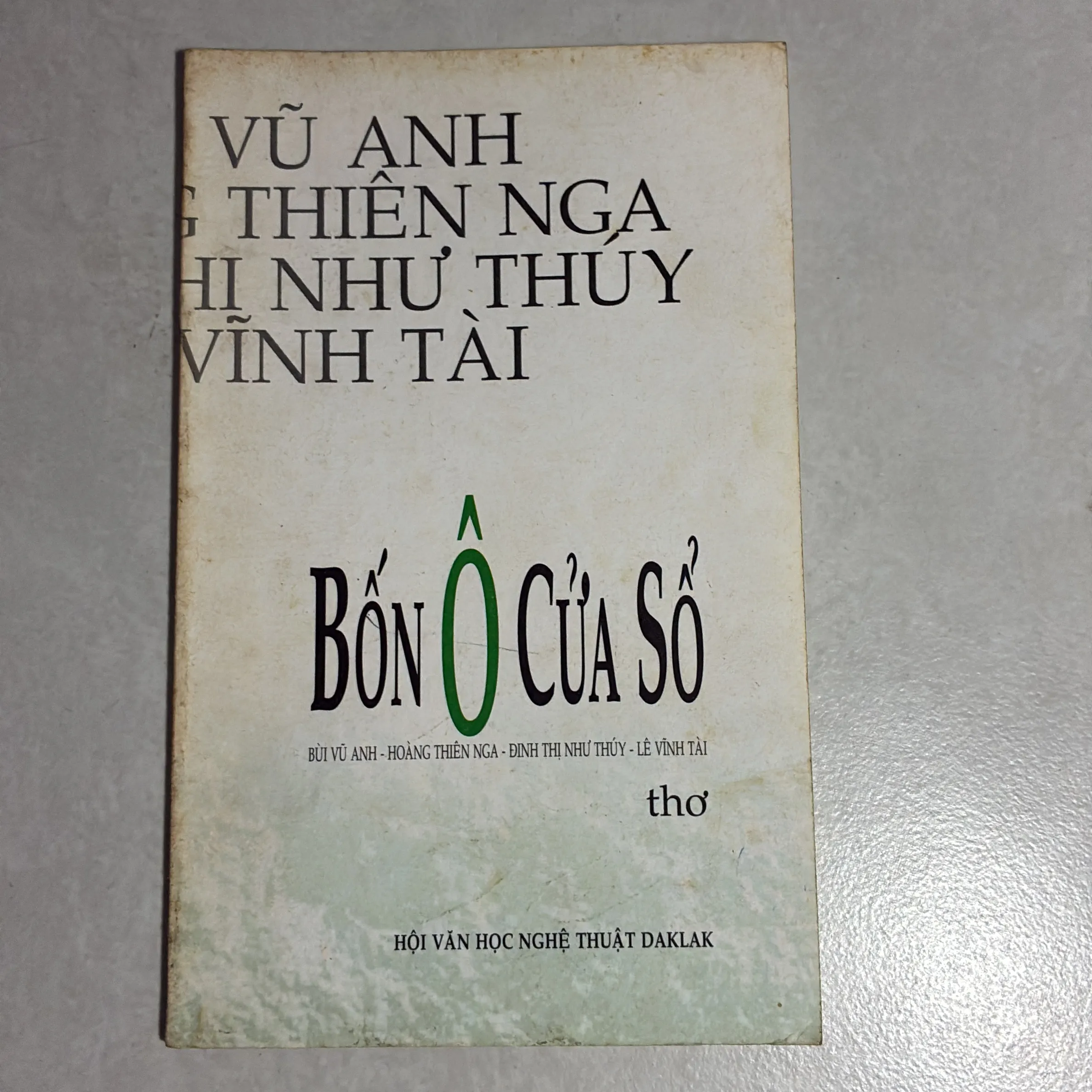 Bốn ô cửa sổ