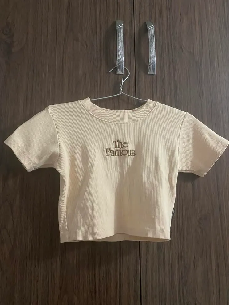 Áo Thun Croptop Nữ Cổ Tròn In Chữ The Famous Đơn Giản Dễ Phối Đồ