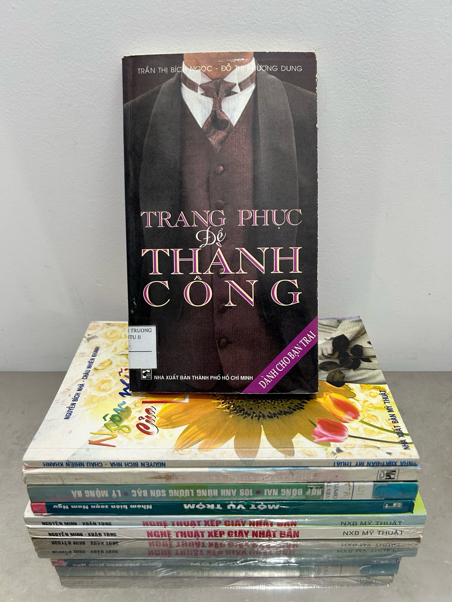 Bộ sách: Trang phục để thành công. 